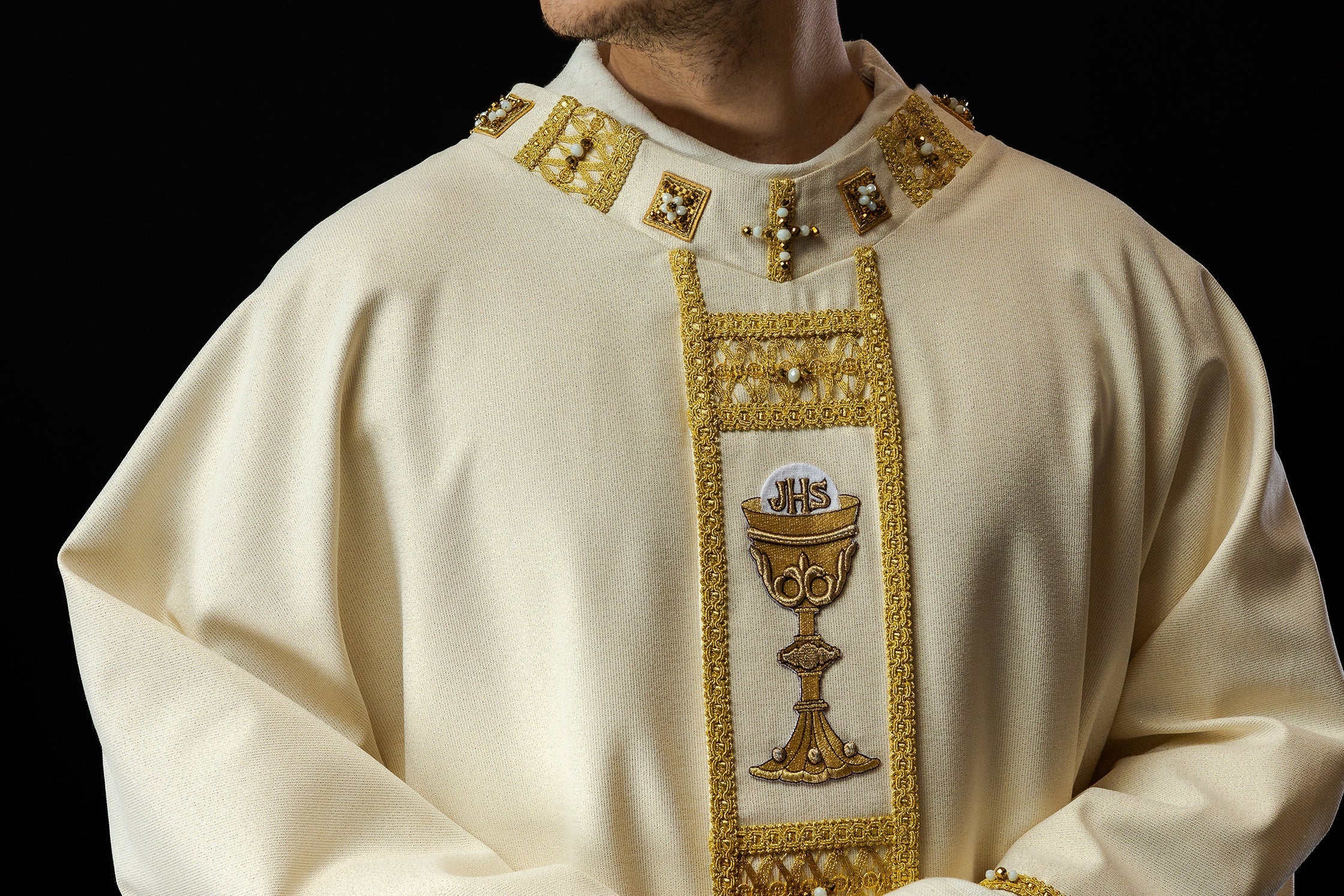 Ornaty haftowane ręcznie vs. maszynowo – co wybrać?