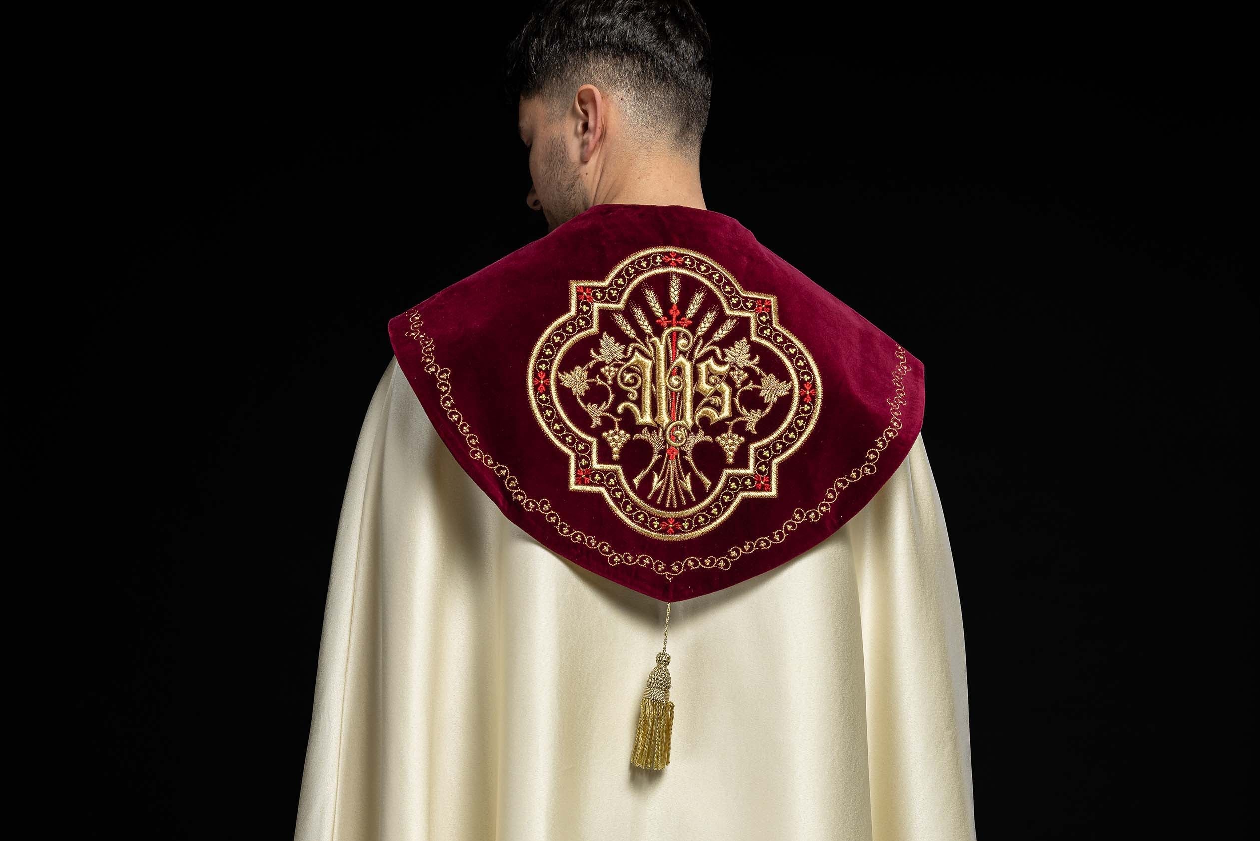Prawidłowy ubiór liturgiczny księdza – co mówi instrukcja?