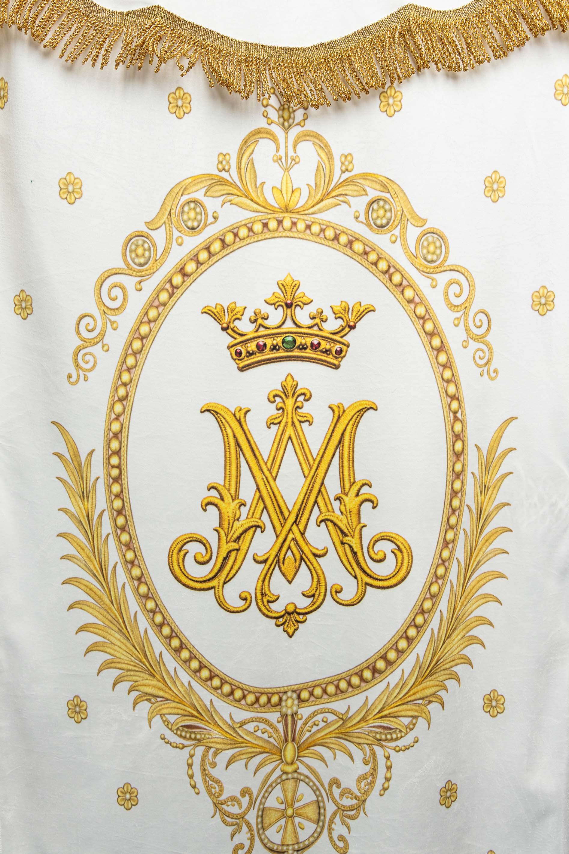 Chorągiew drukowana dwustronna z wizerunkiem Matki Bożej Wniebowziętej i monogramem