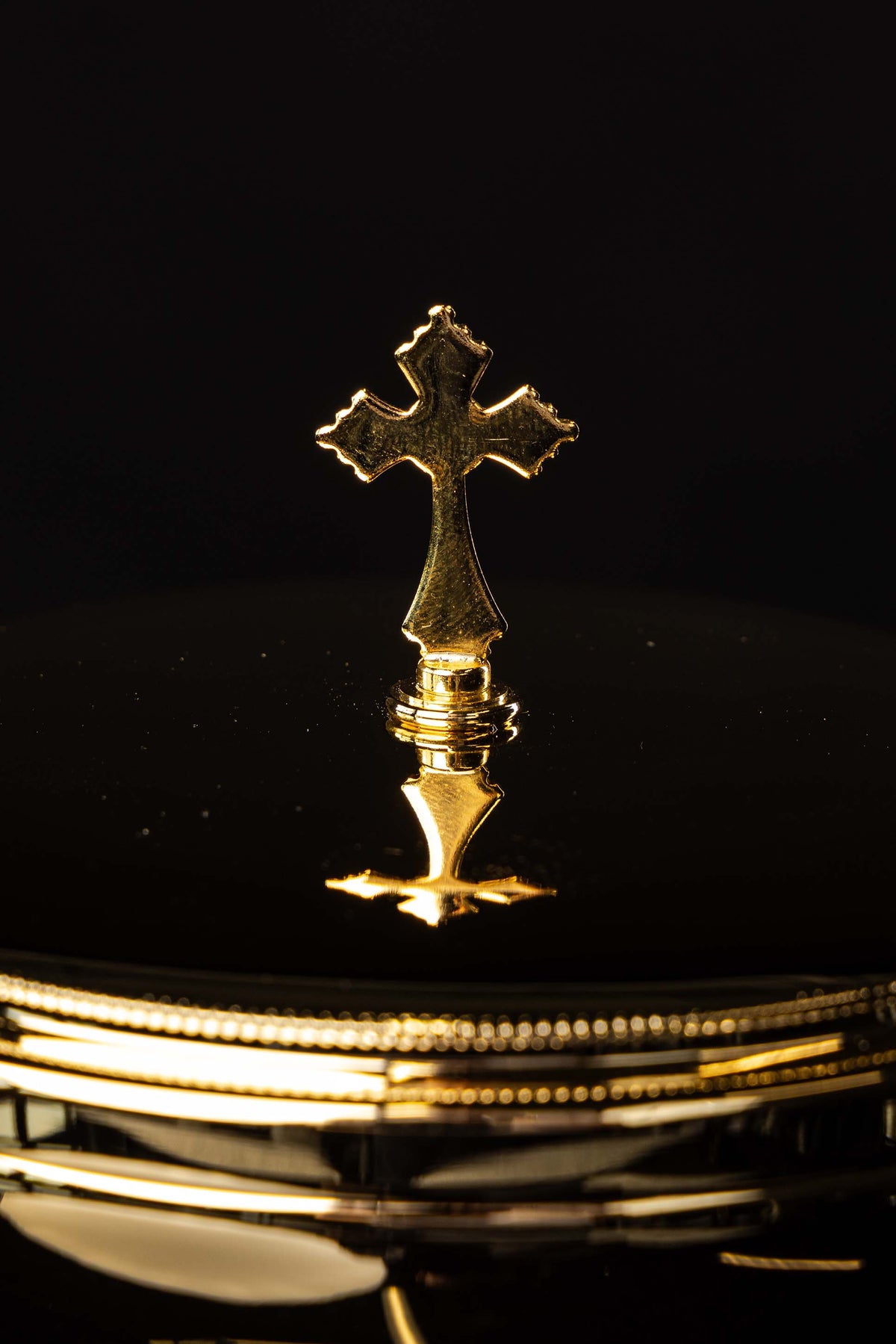 Puszka liturgiczna pod dwoma postaciami, zbliżenie na krzyż wieńczący pokrywę