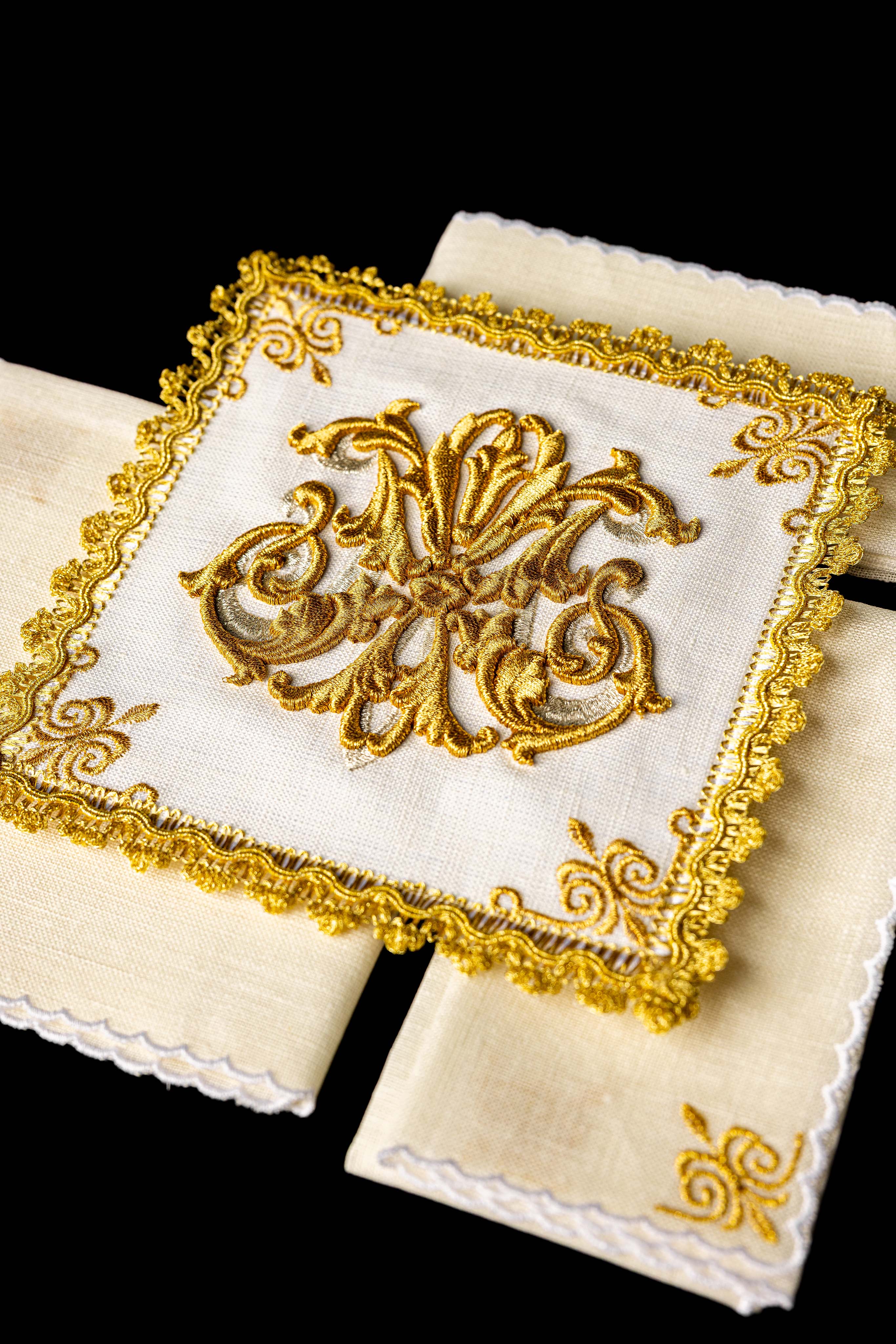 Bielizna kielichowa haftowana Maryjna Złote zdobienia LEN