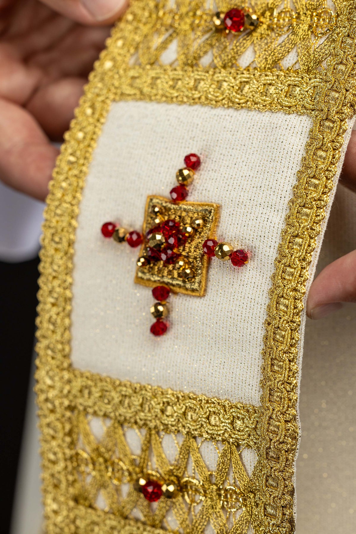 Ręcznie wykonany ornat z naturalnymi kamieniami Handmade 7005