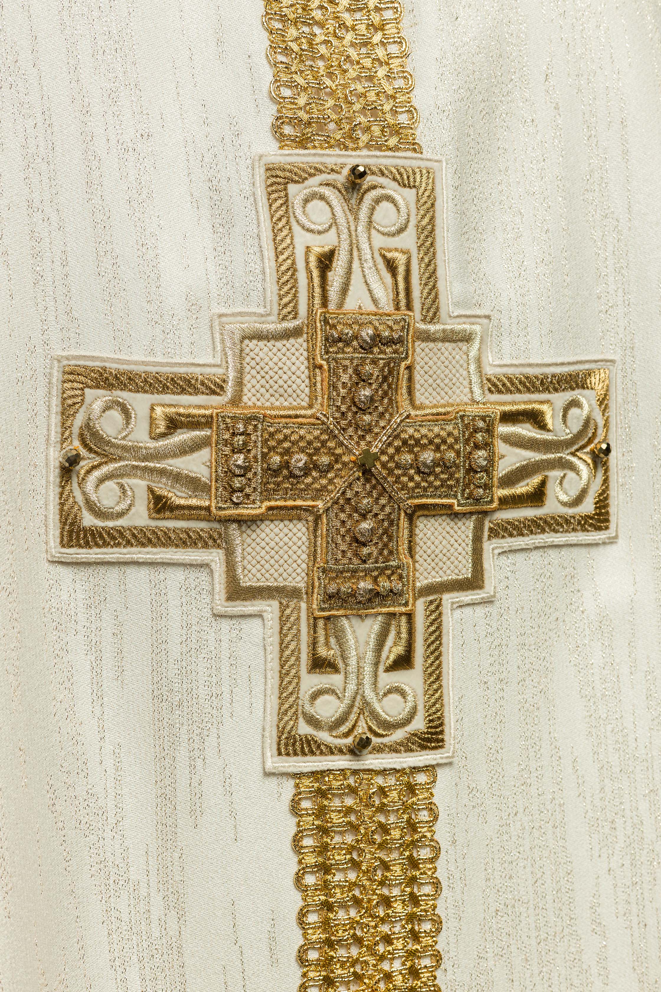 Ręcznie wykonany ornat z naturalnymi kamieniami Handmade 7015 Ecru - ORNATY.PL