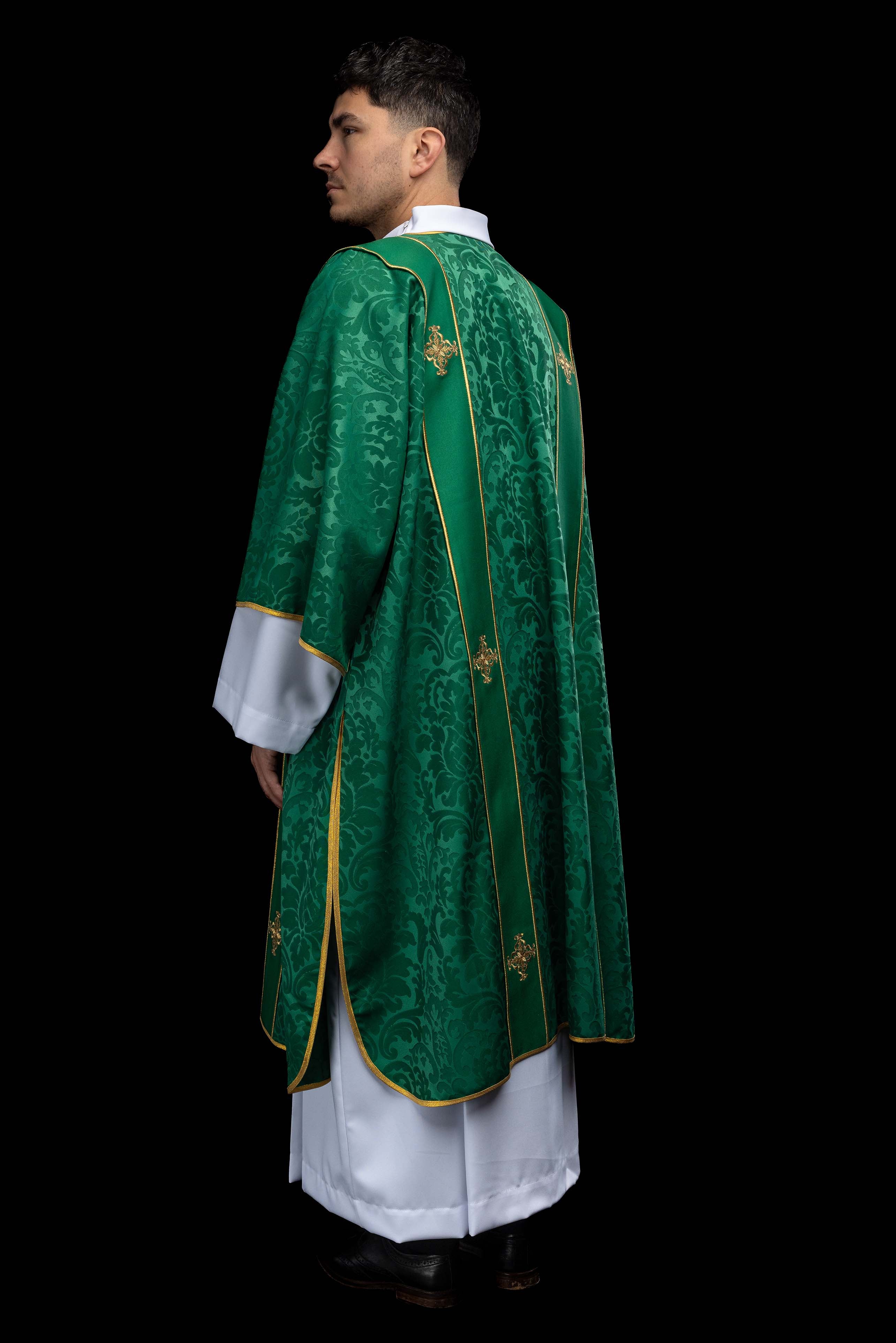 Dalmatyka z pasami i haftowanymi złotymi krzyżami na żakardzie zielona