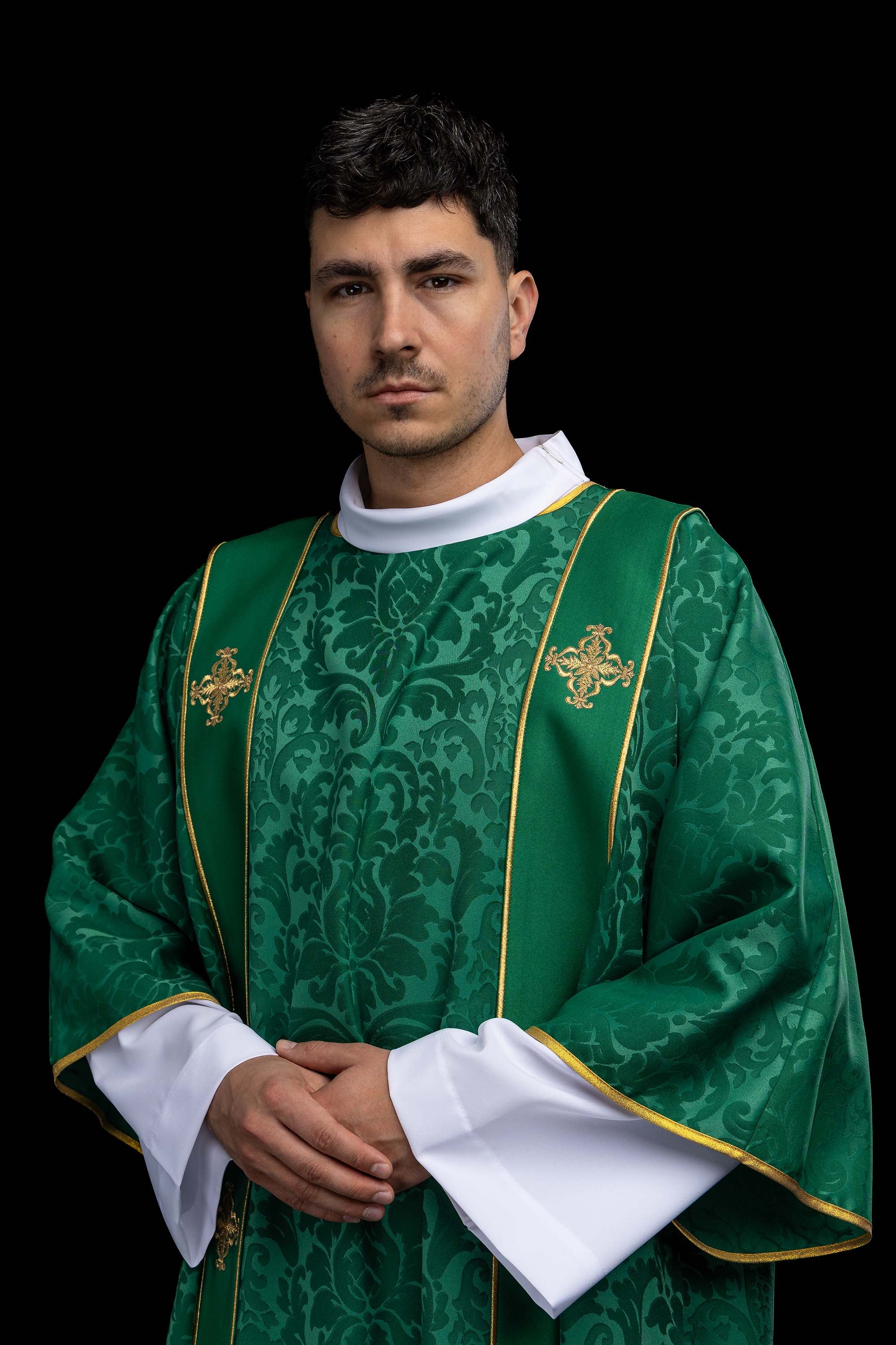 Dalmatyka z pasami i haftowanymi złotymi krzyżami na żakardzie zielona