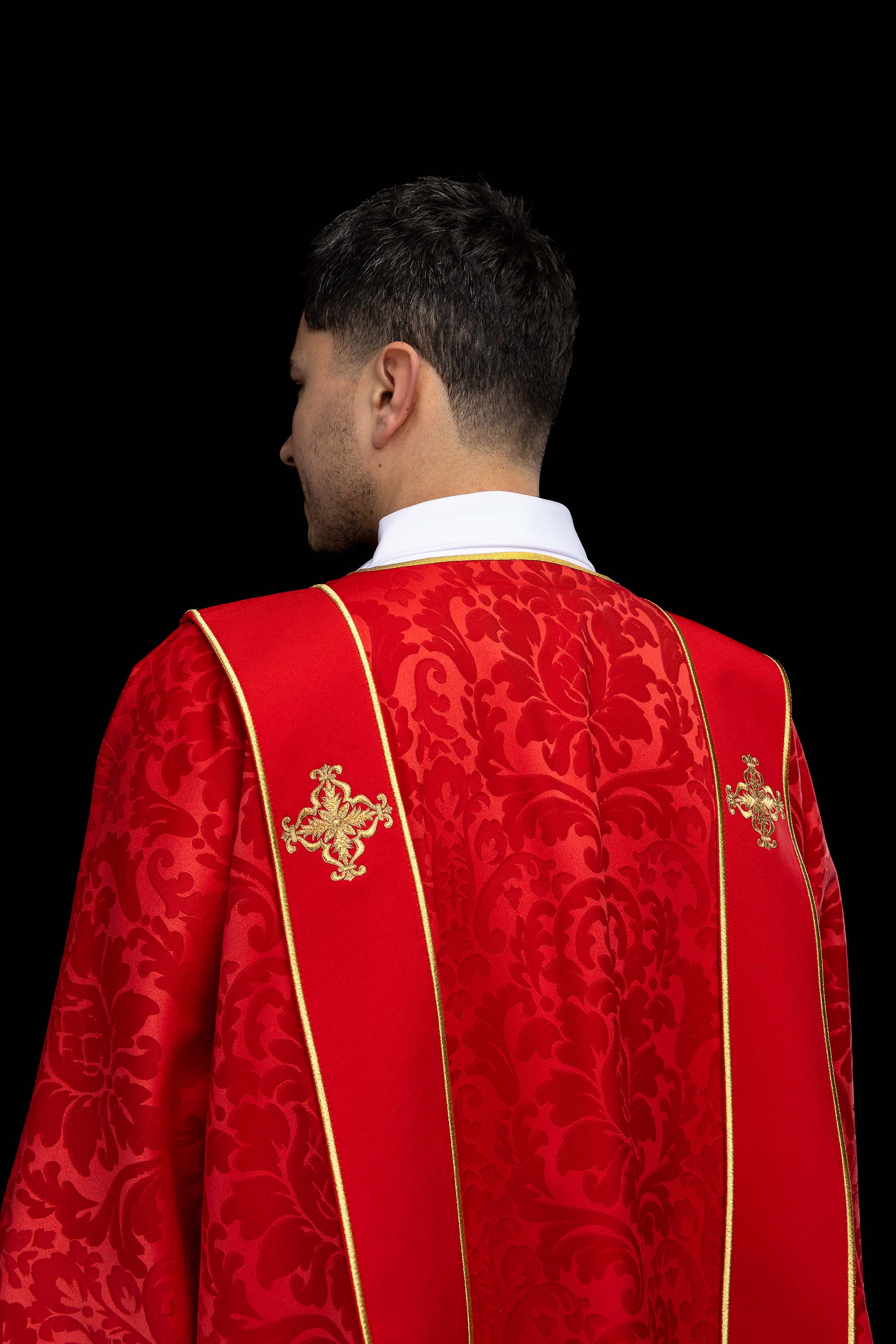 Dalmatyka z pasami i haftowanymi złotymi krzyżami na żakardzie czerwona