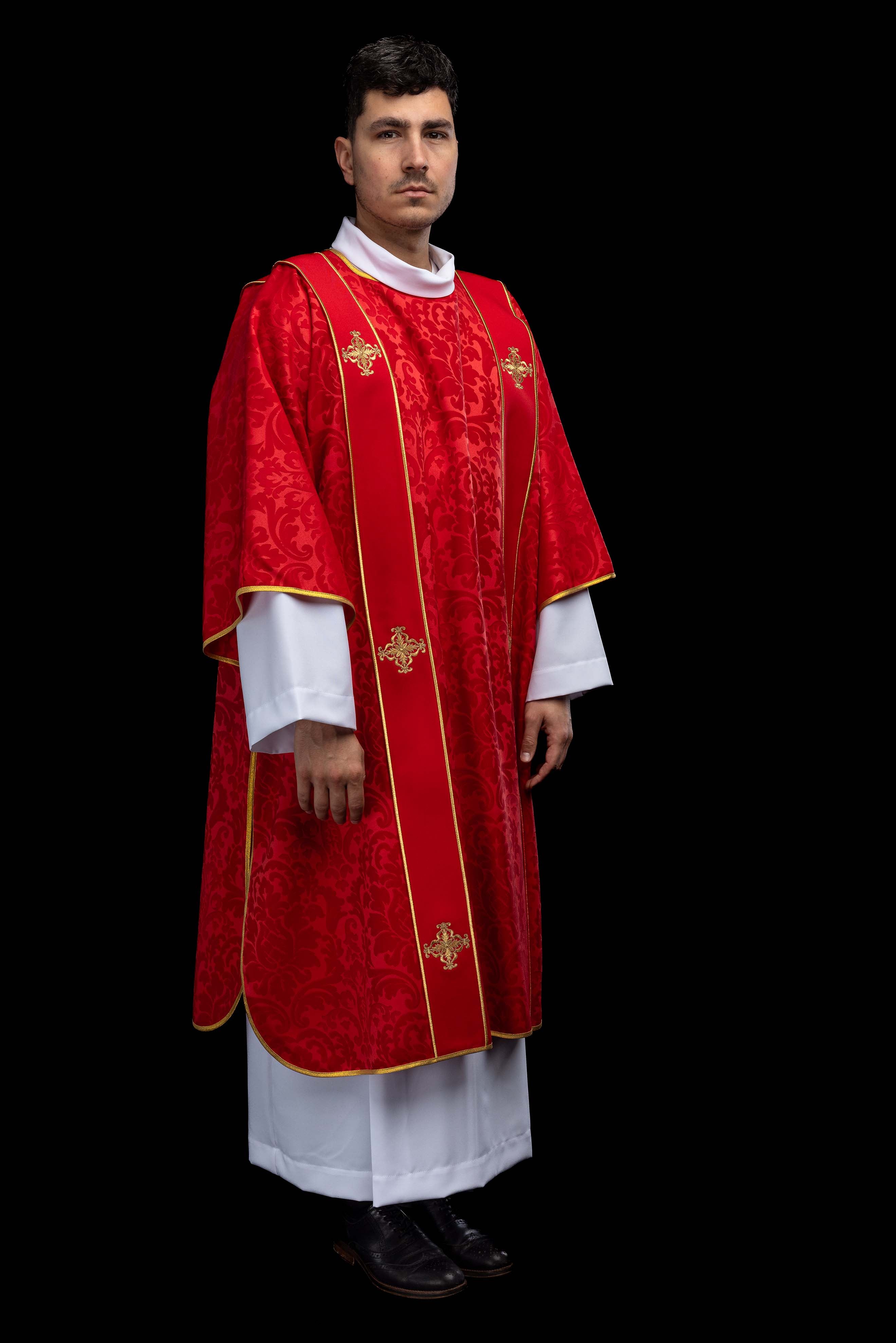 Dalmatyka z pasami i haftowanymi złotymi krzyżami na żakardzie czerwona