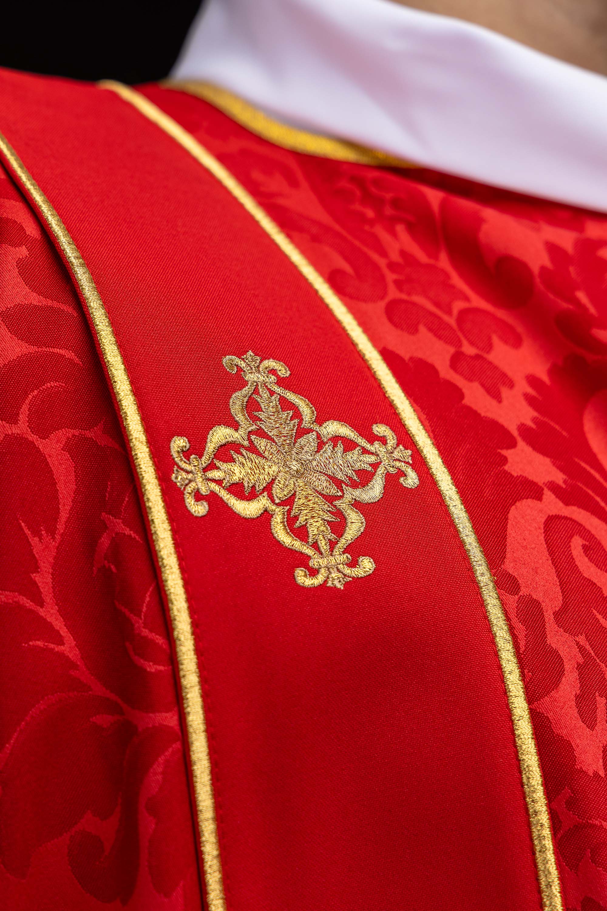 Dalmatyka z pasami i haftowanymi złotymi krzyżami na żakardzie czerwona