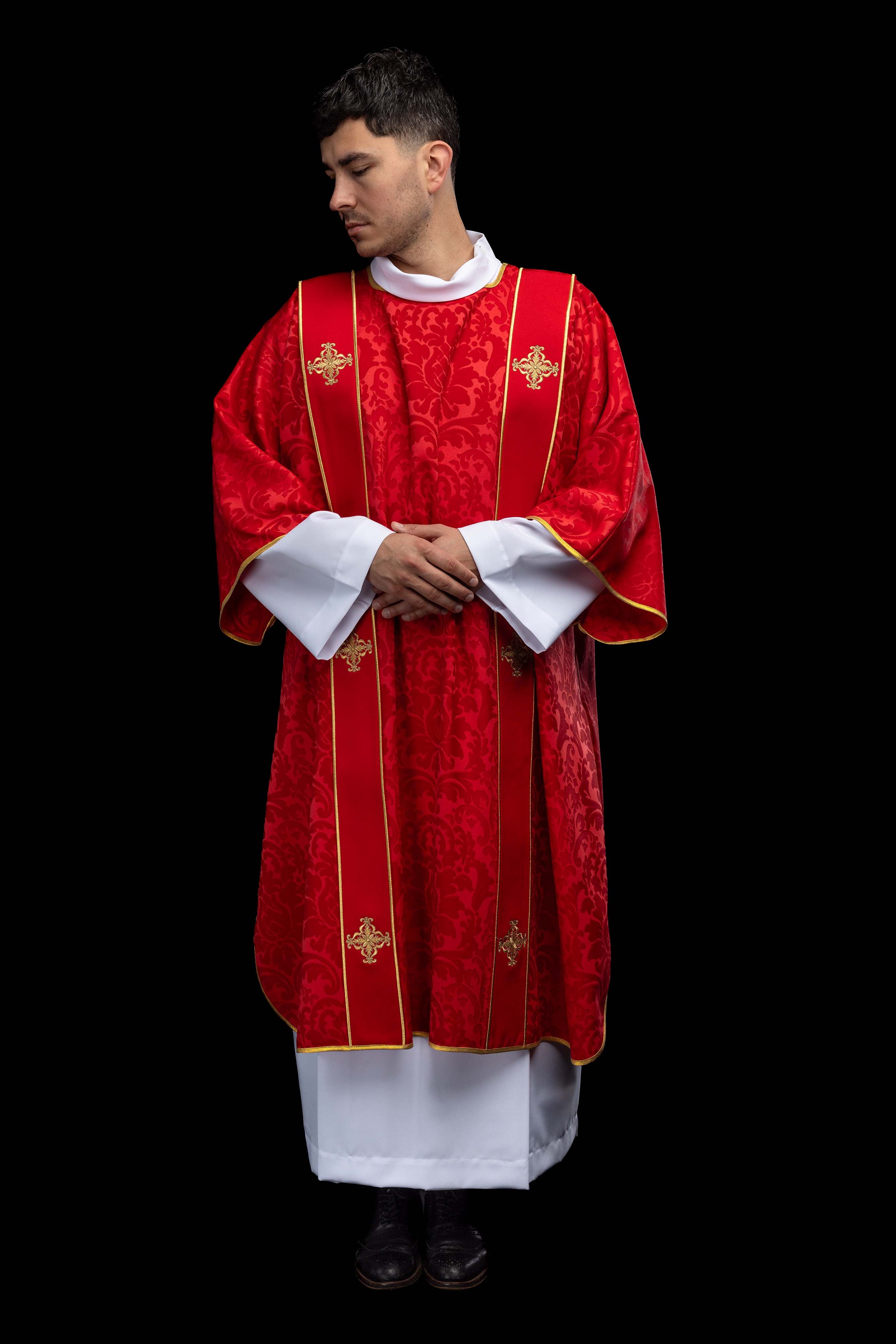 Dalmatyka z pasami i haftowanymi złotymi krzyżami na żakardzie czerwona