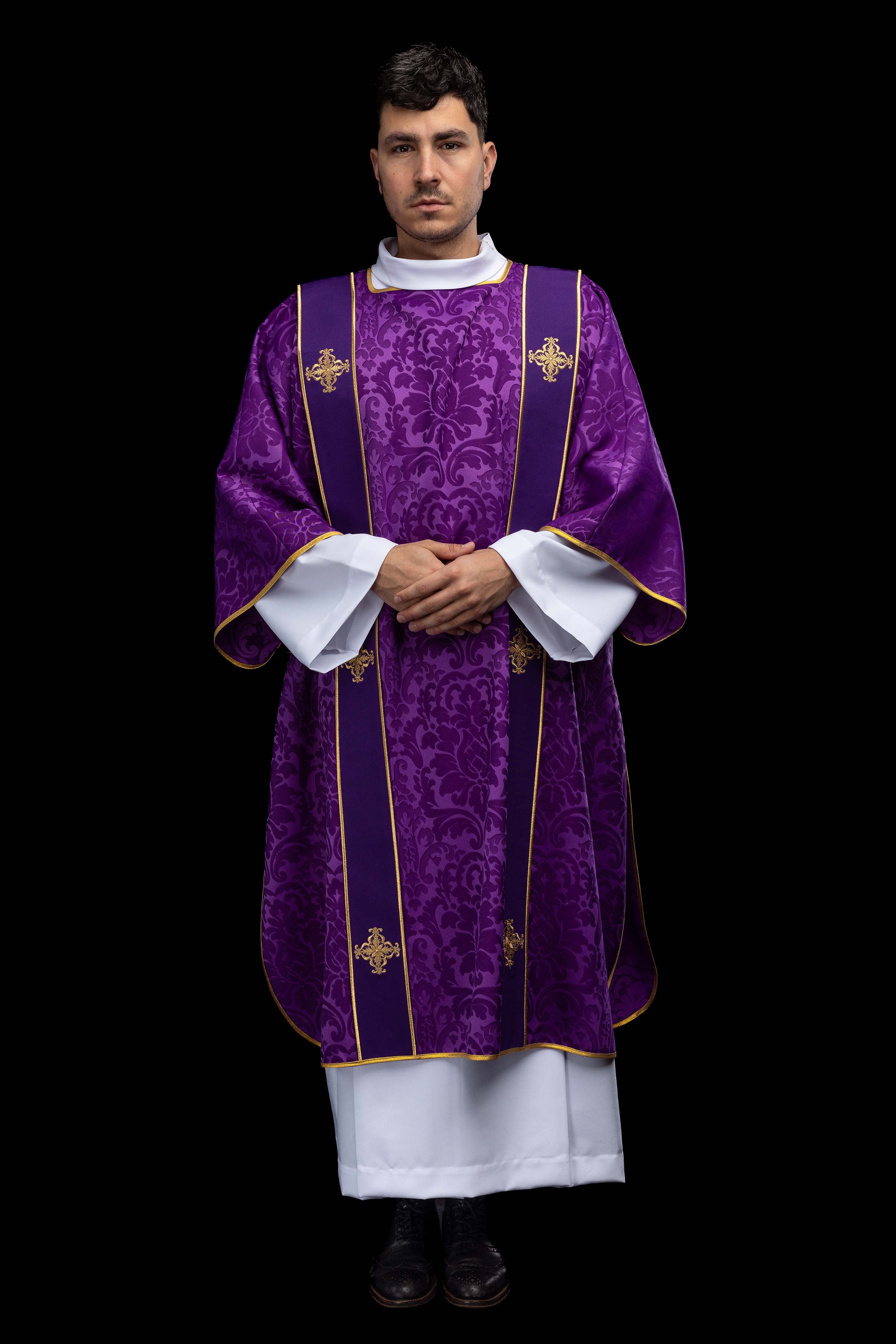Dalmatyka z pasami i haftowanymi złotymi krzyżami na żakardzie fioletowa