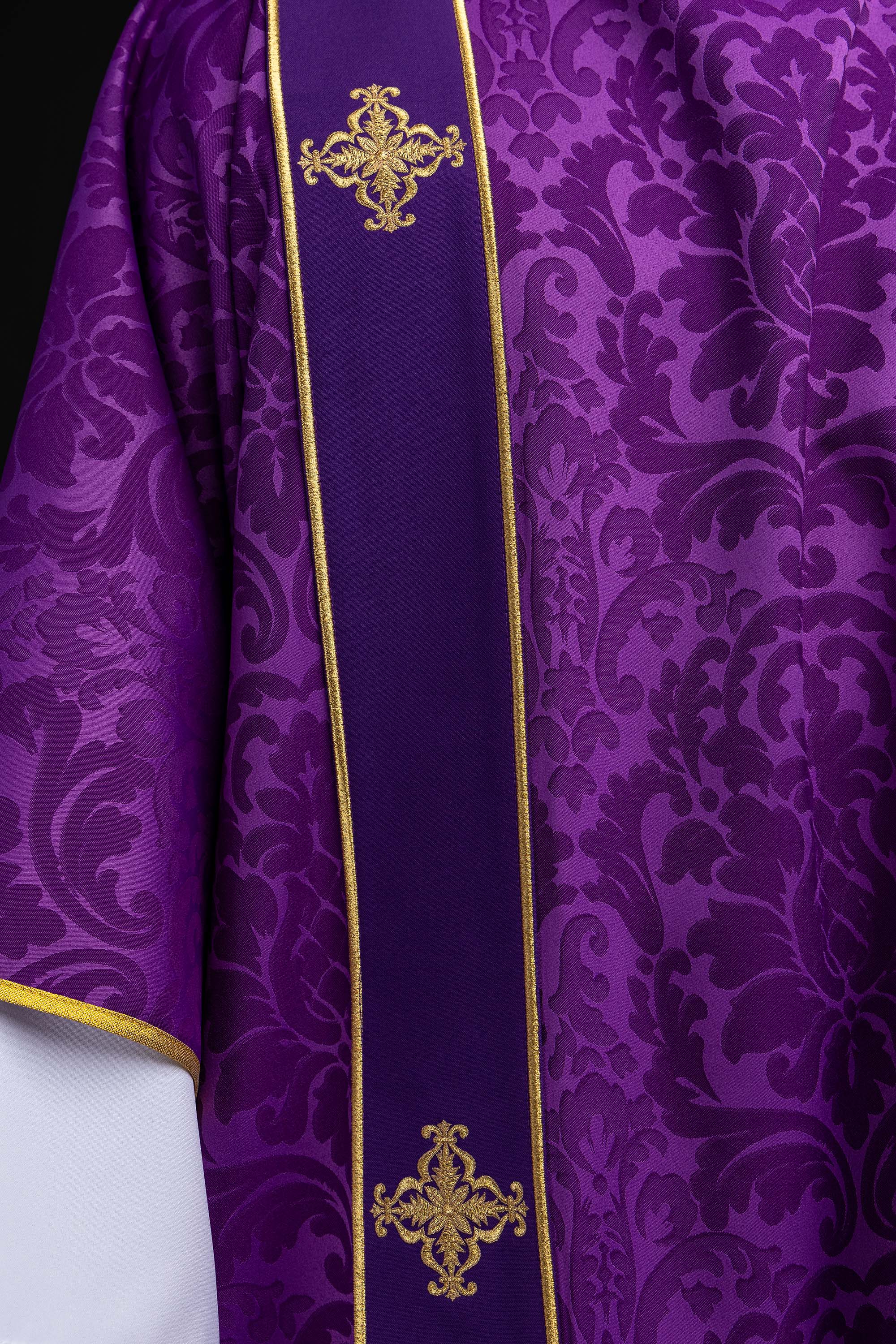 Dalmatyka z pasami i haftowanymi złotymi krzyżami na żakardzie fioletowa