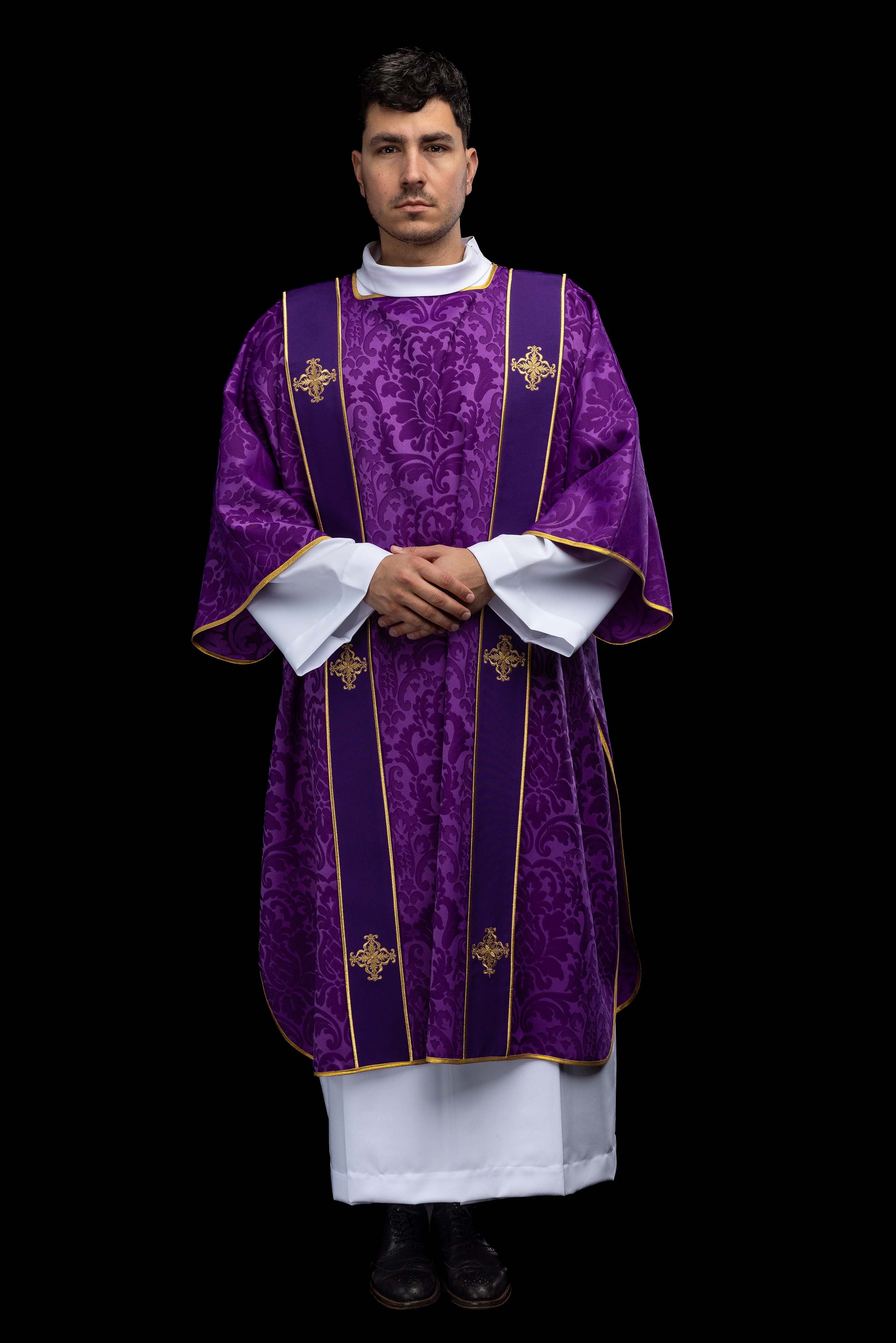 Dalmatyka z pasami i haftowanymi złotymi krzyżami na żakardzie fioletowa
