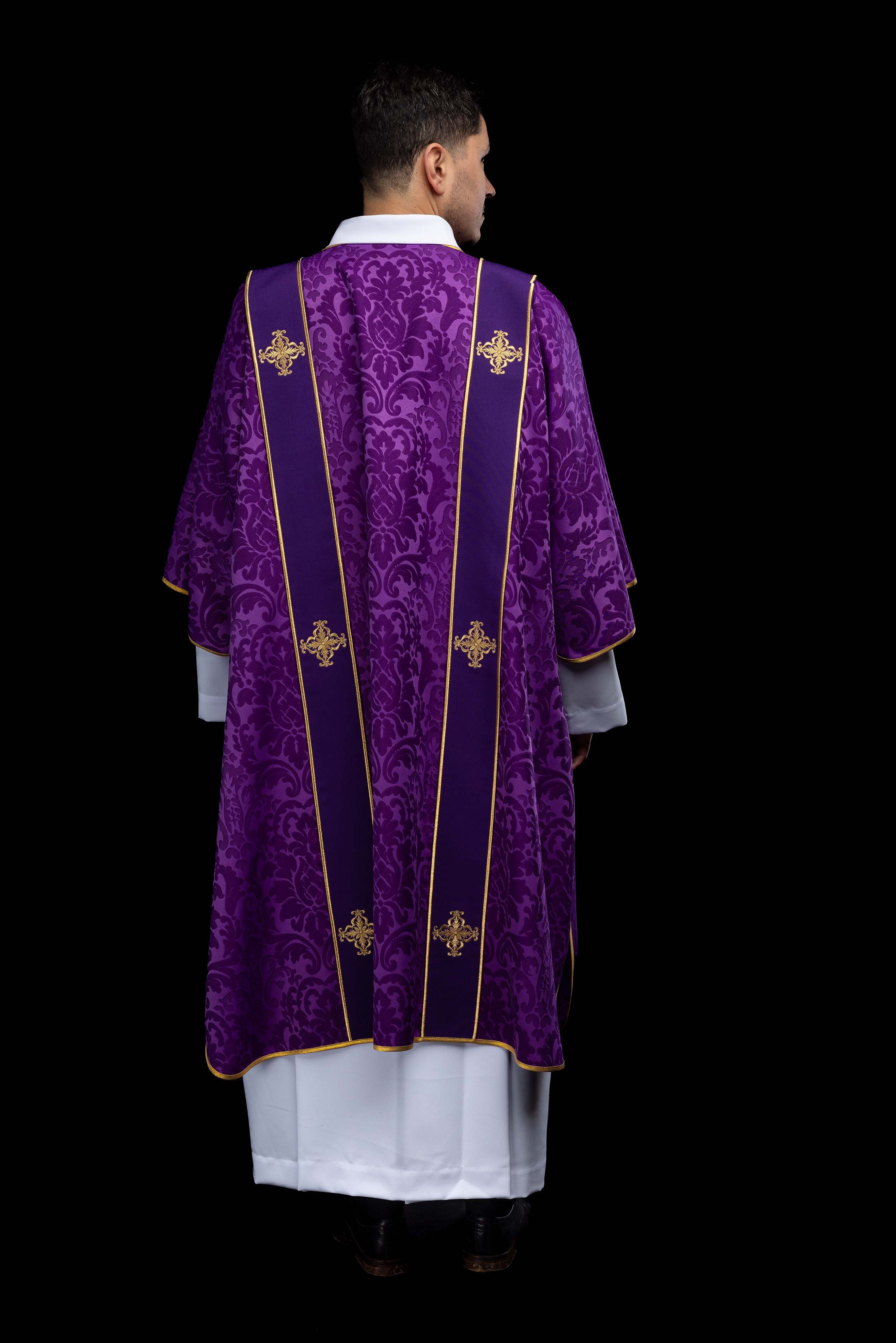 Dalmatyka z pasami i haftowanymi złotymi krzyżami na żakardzie fioletowa