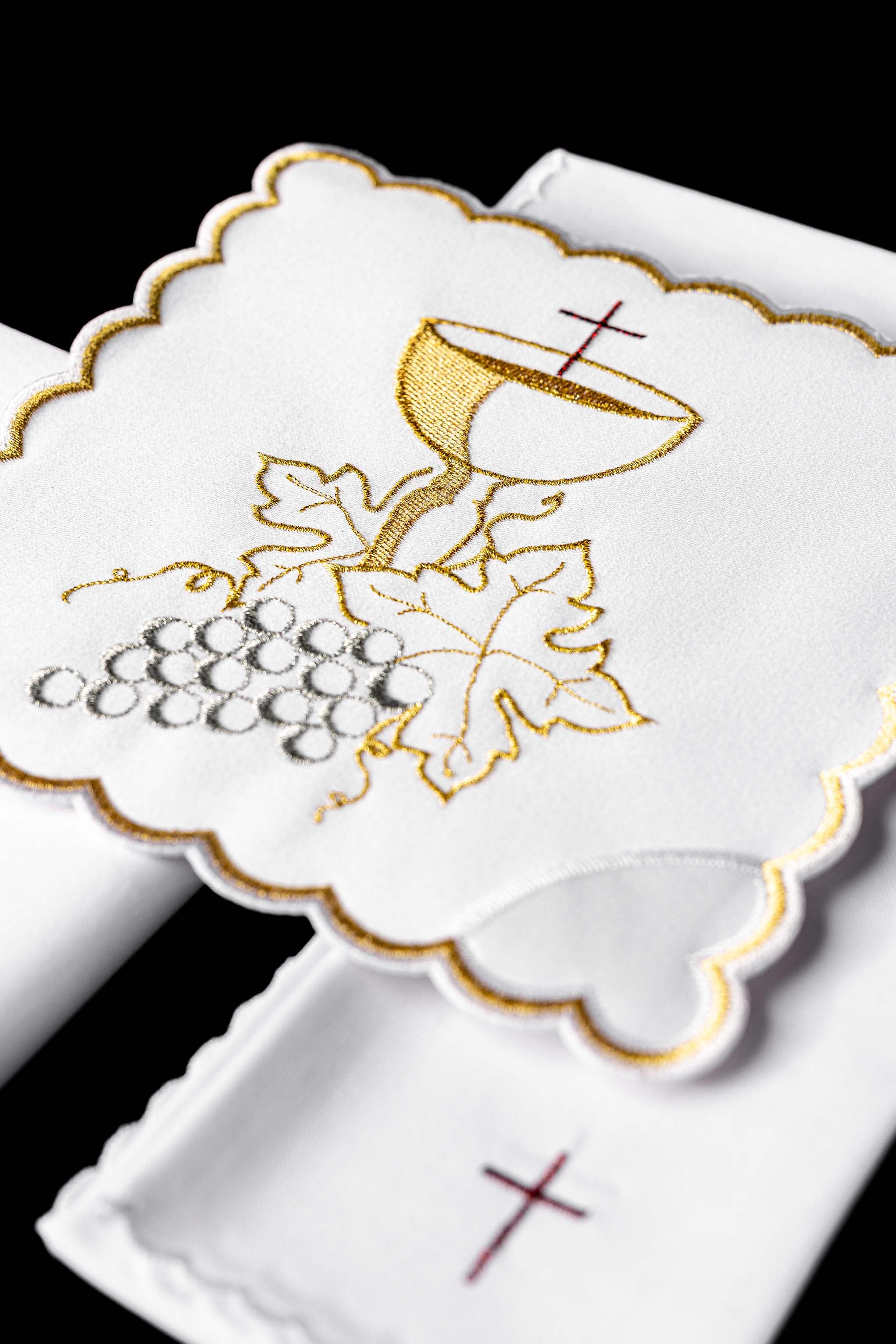 Komplet kielichowy haftowany z motywem eucharystycznym biały
