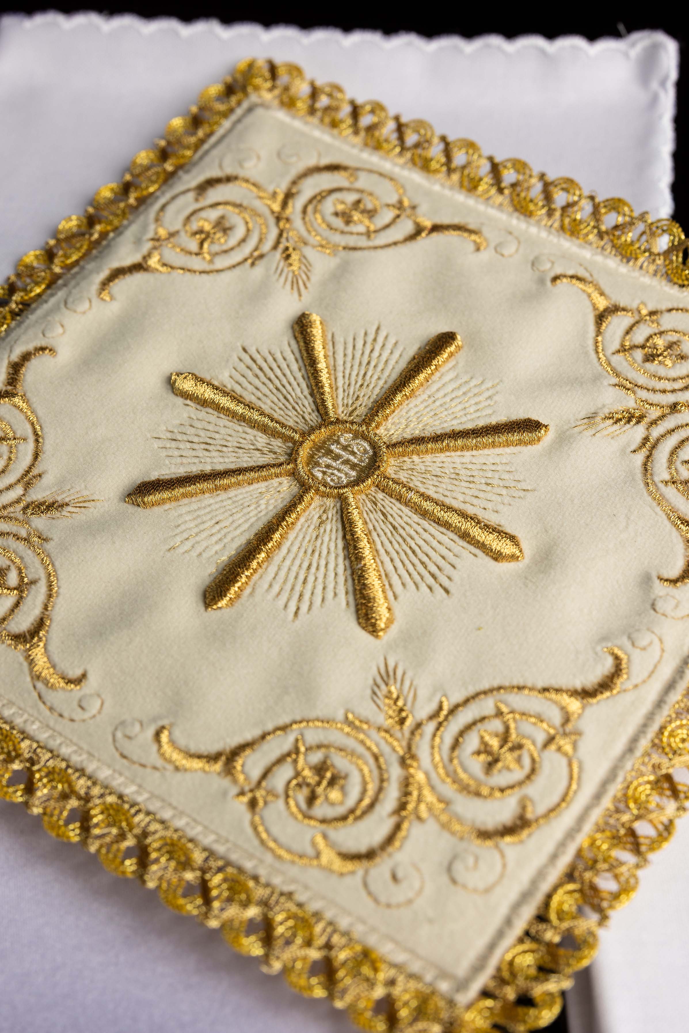 Bielizna kielichowa ecru z haftem słońca eucharystycznego
