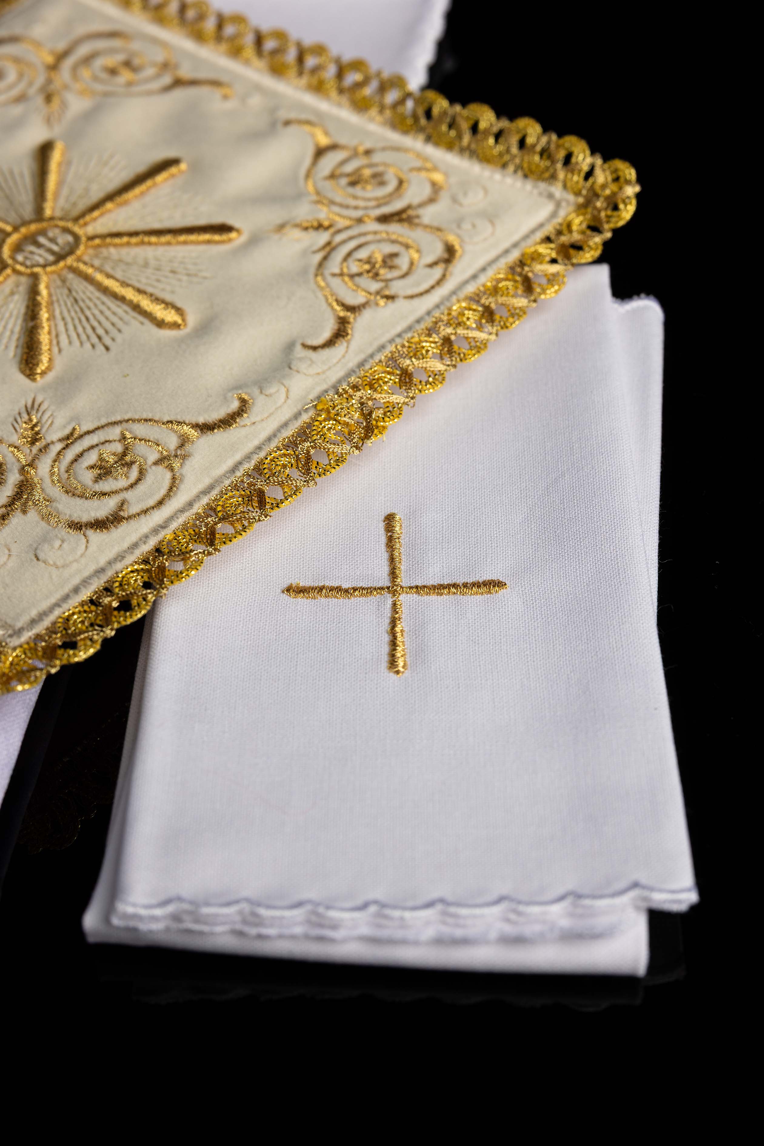 Bielizna kielichowa ecru z haftem słońca eucharystycznego