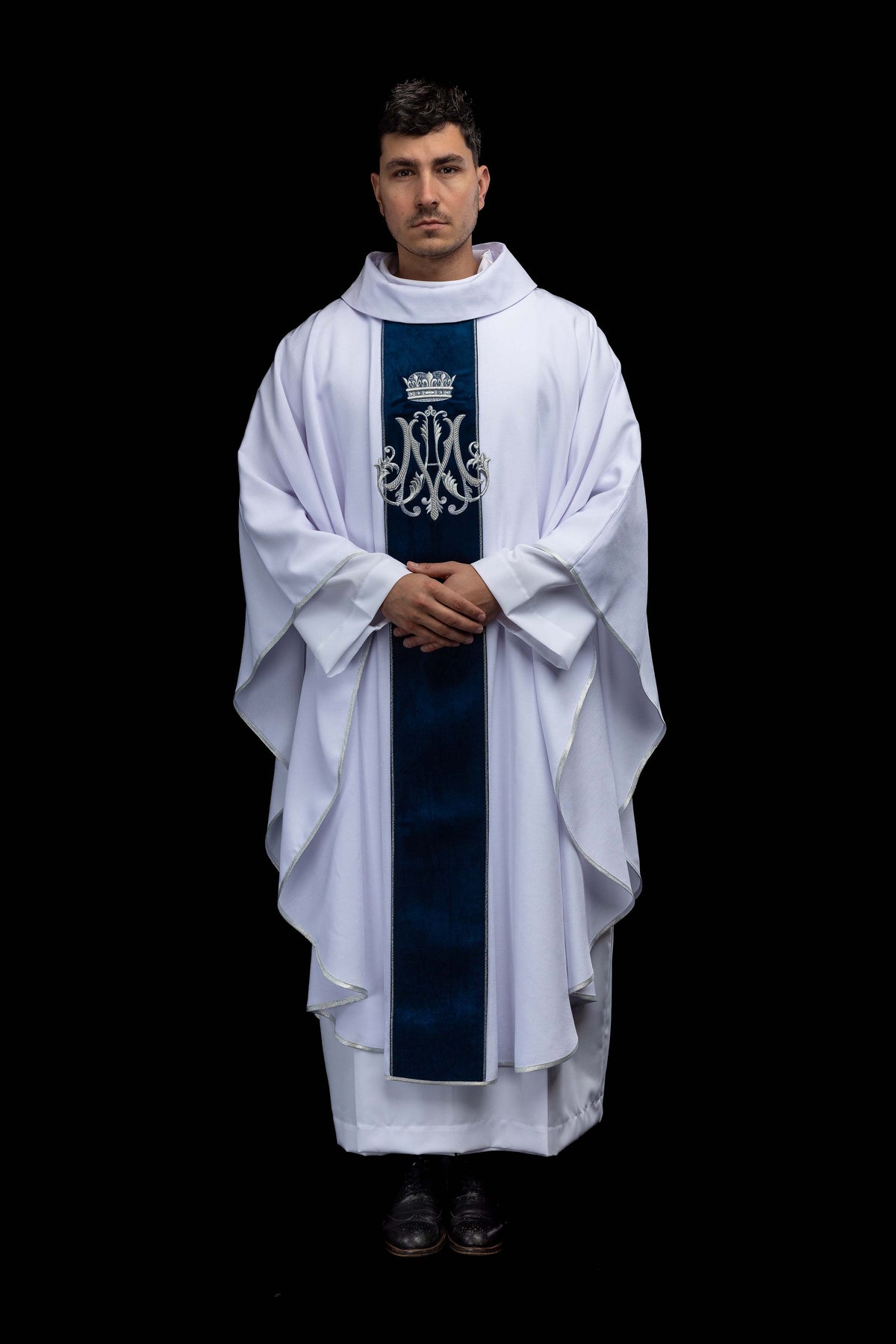 Ornat maryjny z aksamitnym pasem ecru, pełny widok z przodu