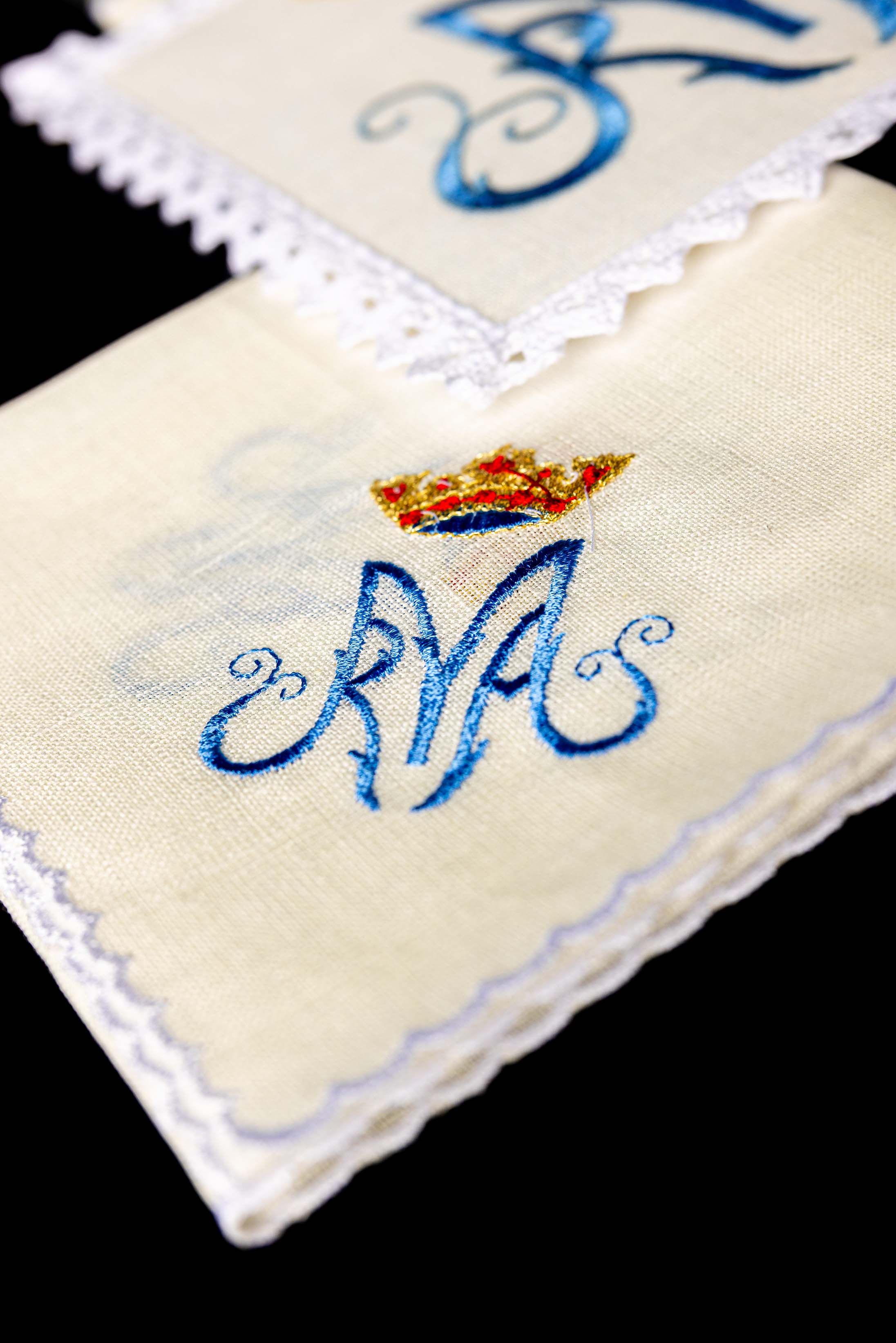 Lniana bielizna kielichowa z motywem maryjnym