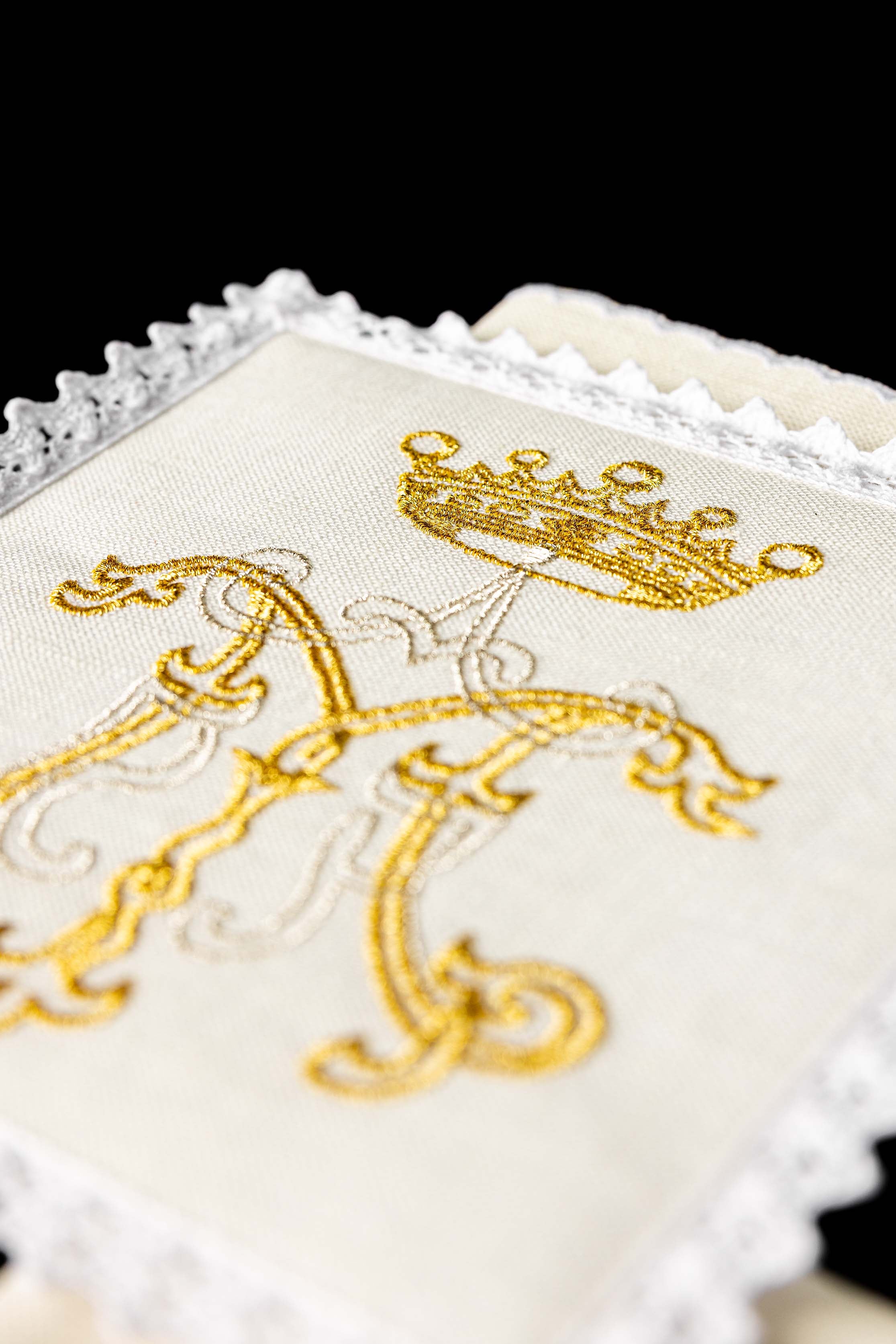 Bielizna kielichowa lniana z złotym haftem maryjnym