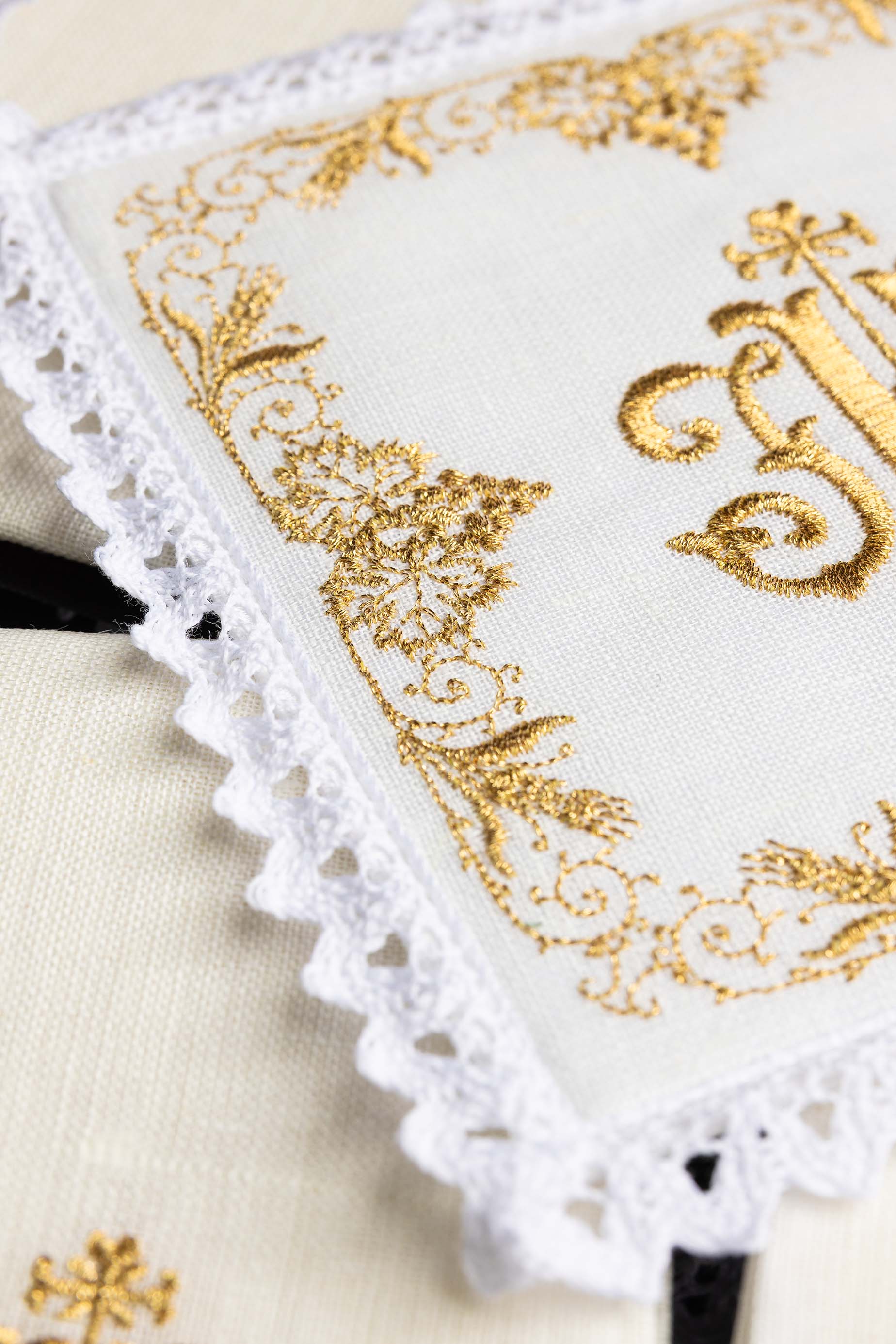 Bogato zdobiona lniana bielizna kielichowa IHS - ORNATY.PL