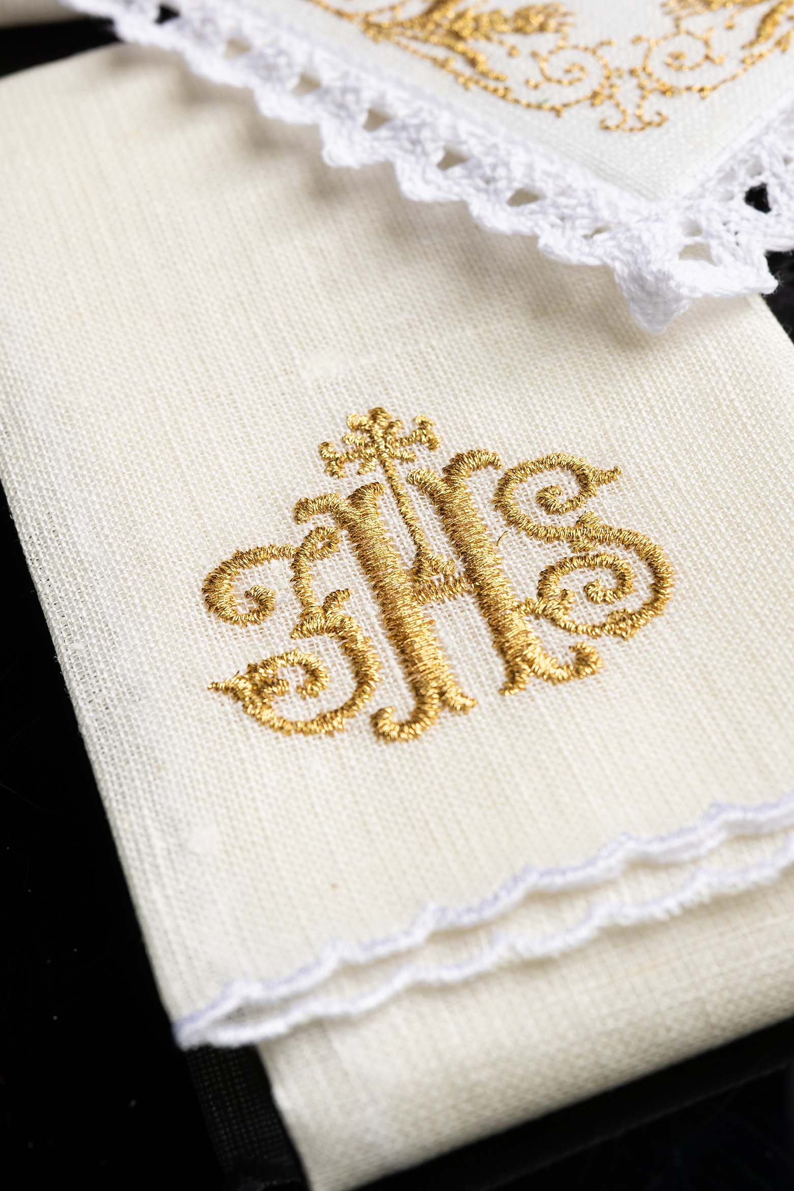 Bogato zdobiona lniana bielizna kielichowa IHS - ORNATY.PL