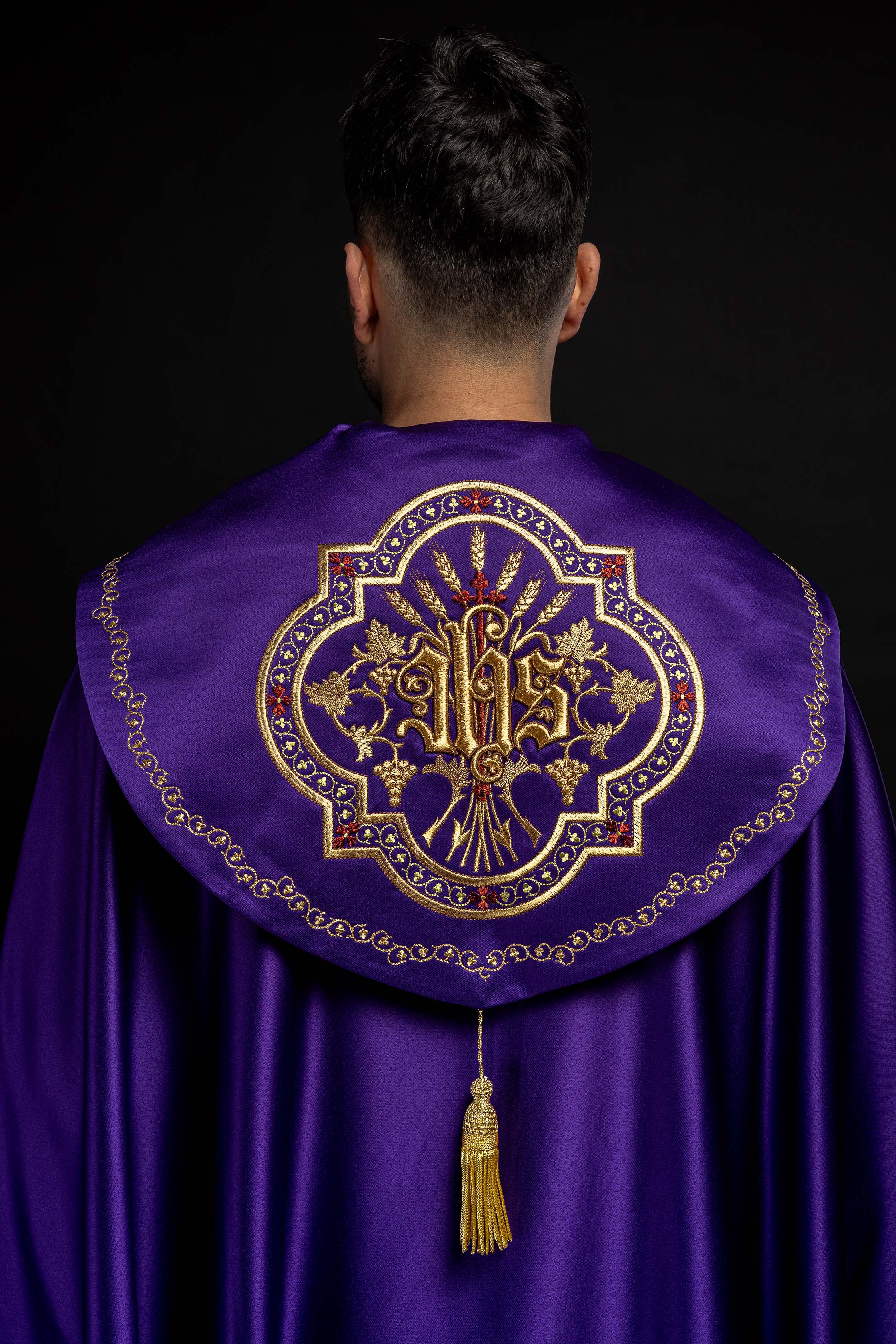 Kapa eucharystyczna z bogato zdobionym monogramem w kolorze fioletowym - ORNATY.PL