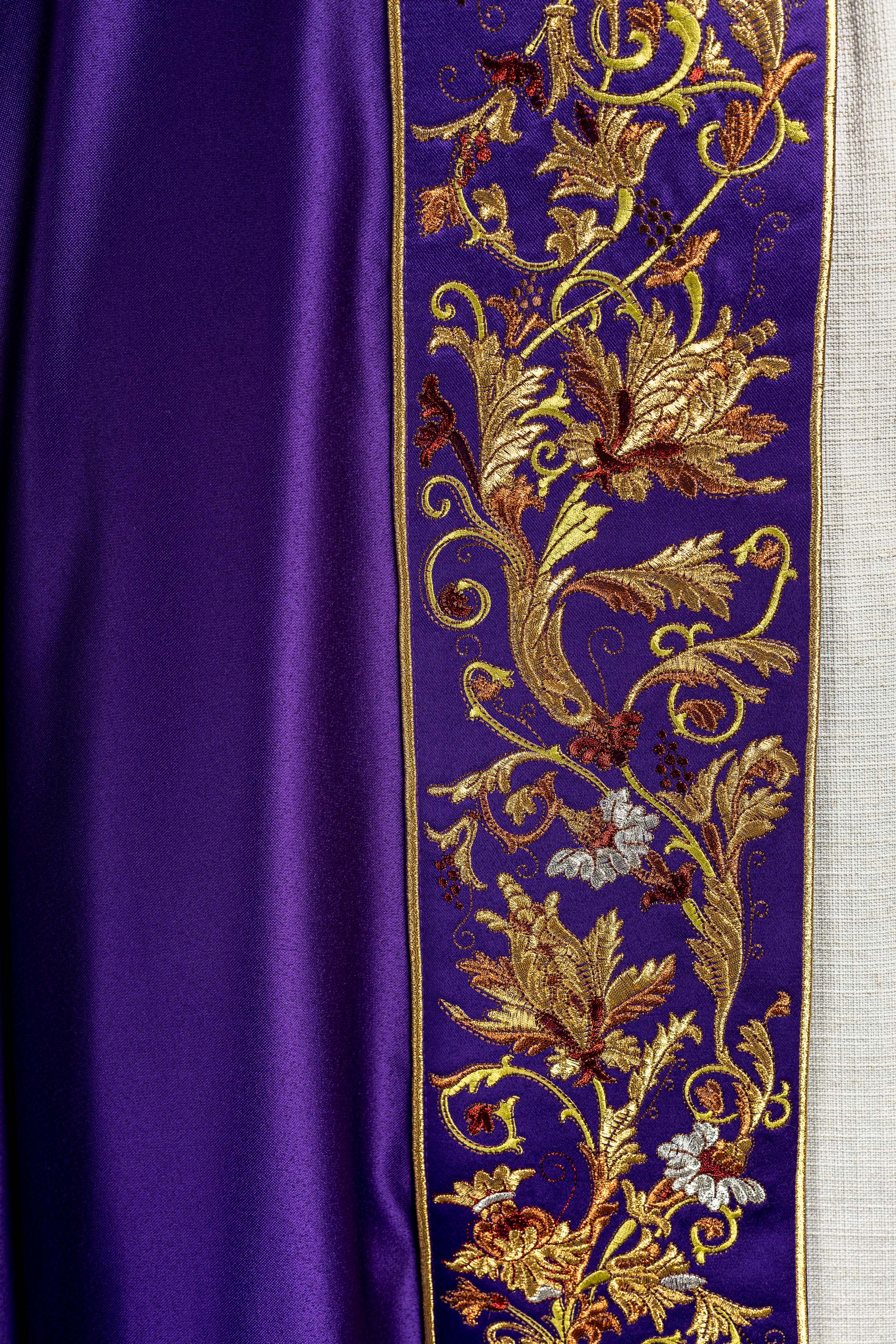 Kapa eucharystyczna z bogato zdobionym monogramem w kolorze fioletowym - ORNATY.PL