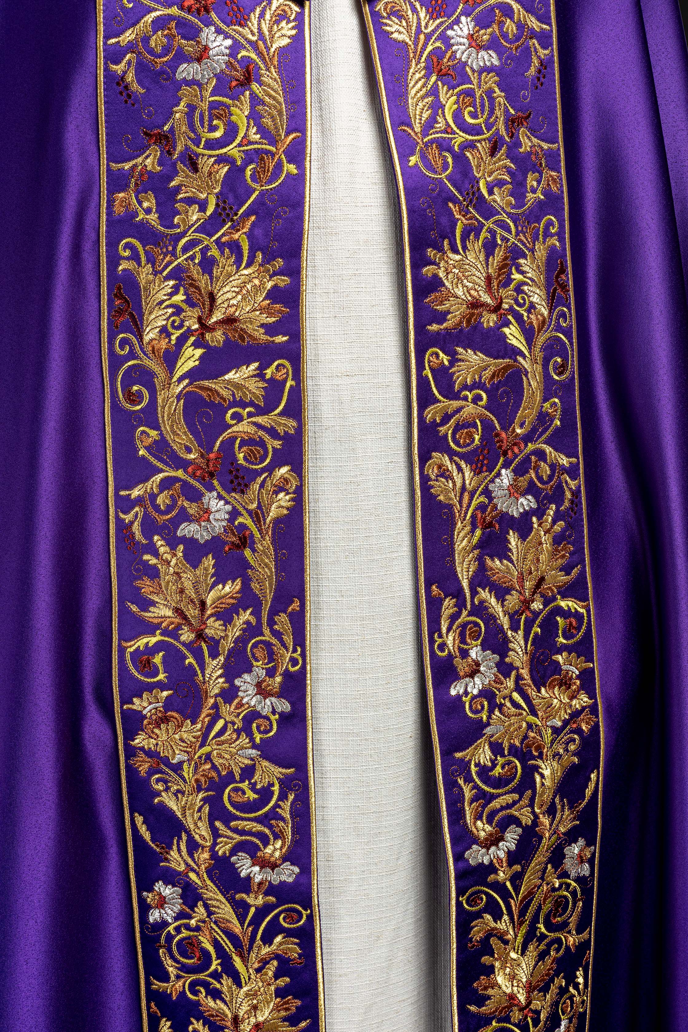 Kapa eucharystyczna z bogato zdobionym monogramem w kolorze fioletowym - ORNATY.PL