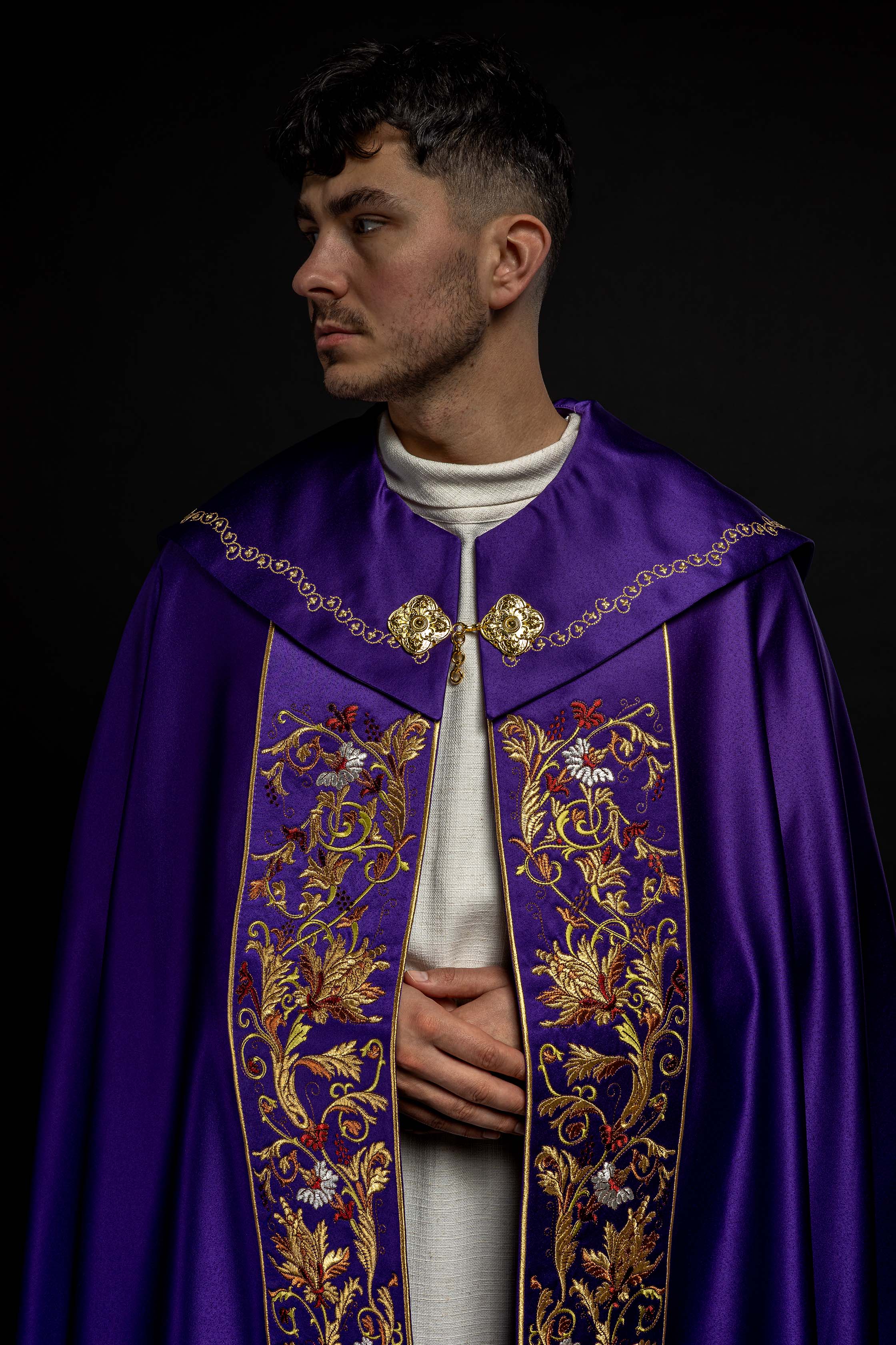Kapa eucharystyczna z bogato zdobionym monogramem w kolorze fioletowym - ORNATY.PL