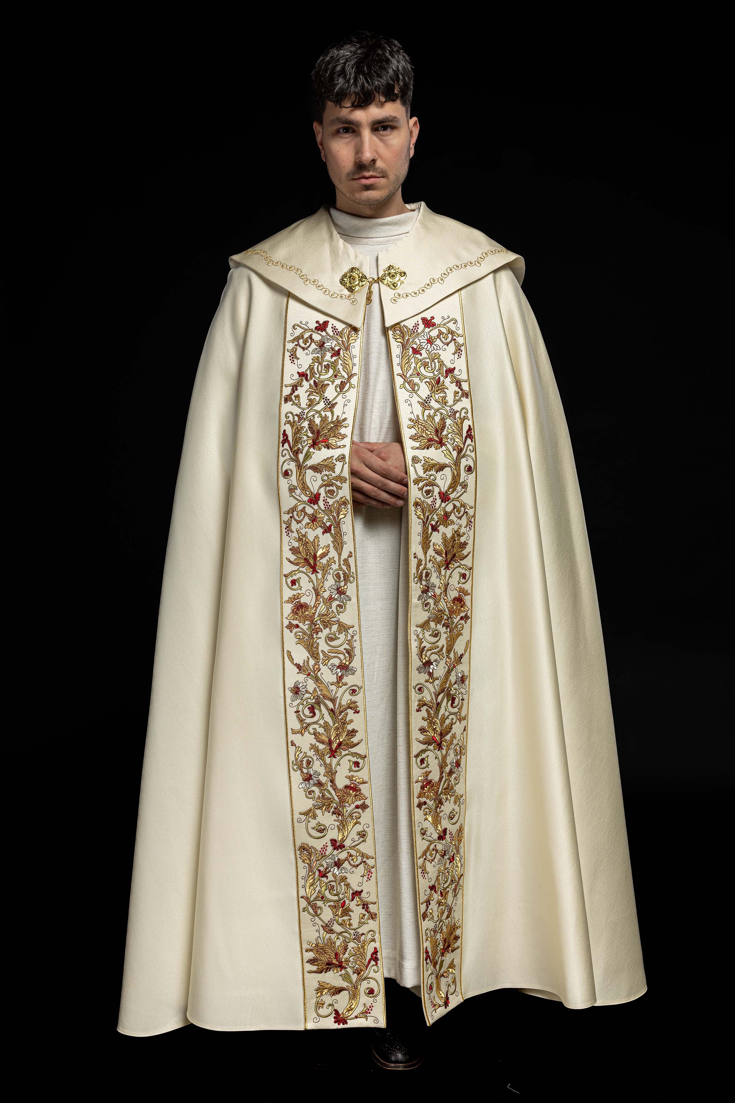 Satynowa kapa liturgiczna ecru z haftowanym złotym IHS - ORNATY.PL
