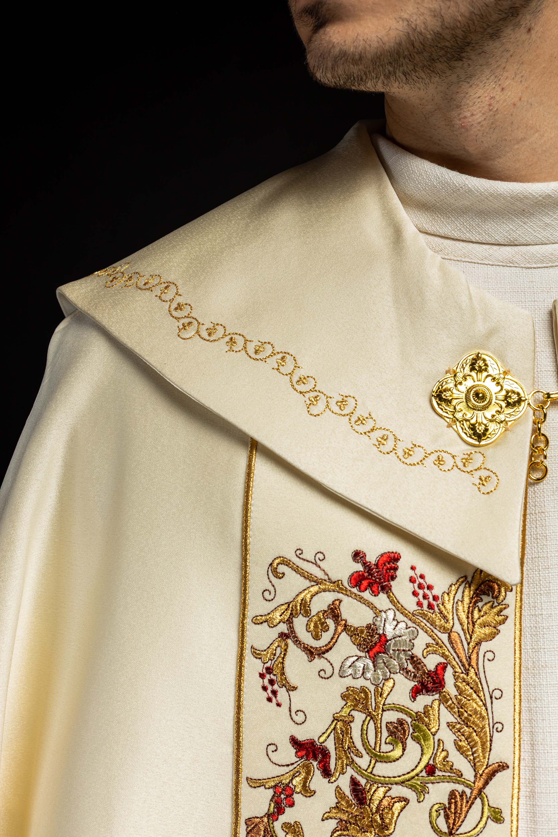 Satynowa kapa liturgiczna ecru z haftowanym złotym IHS - ORNATY.PL
