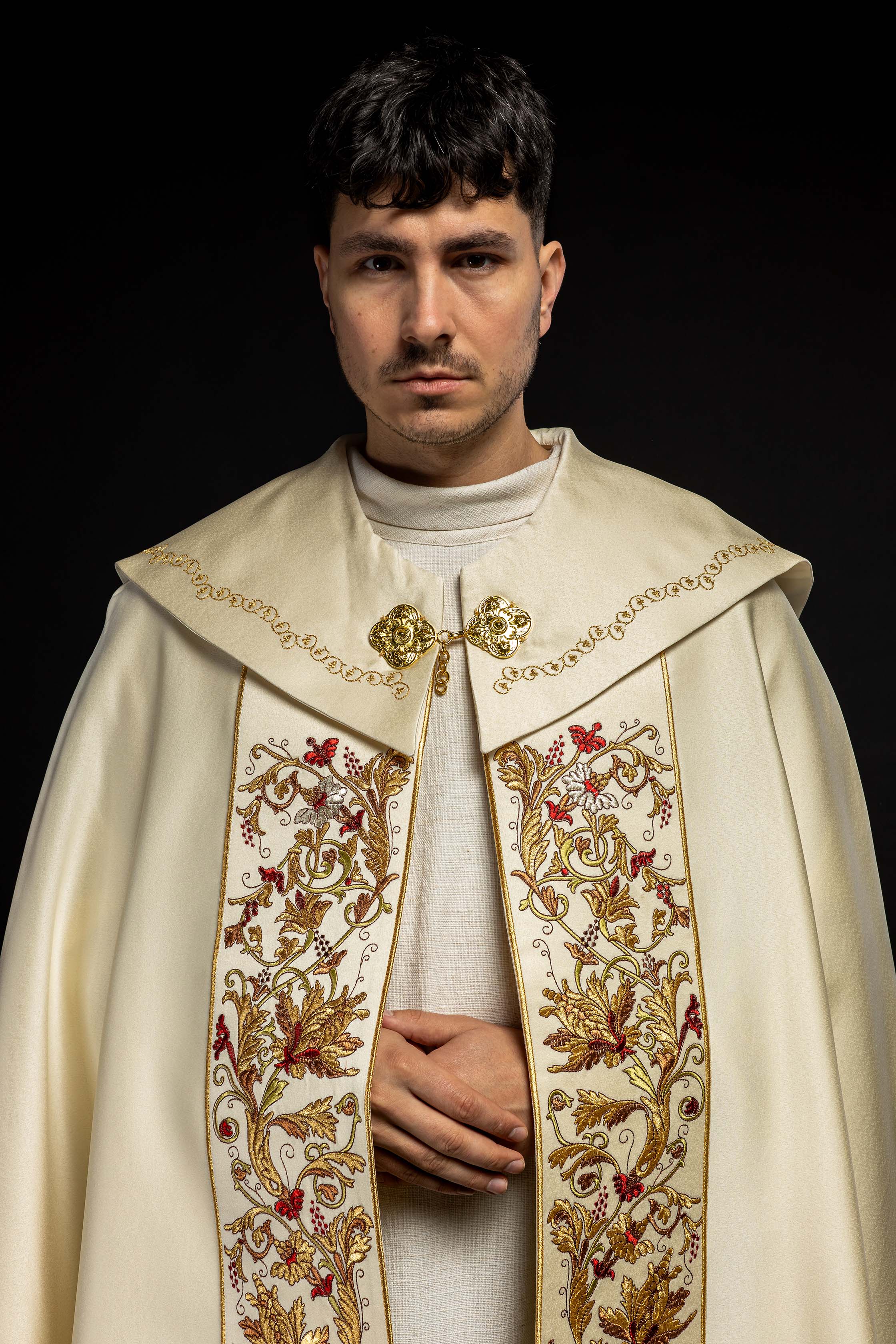 Satynowa kapa liturgiczna ecru z haftowanym złotym IHS - ORNATY.PL