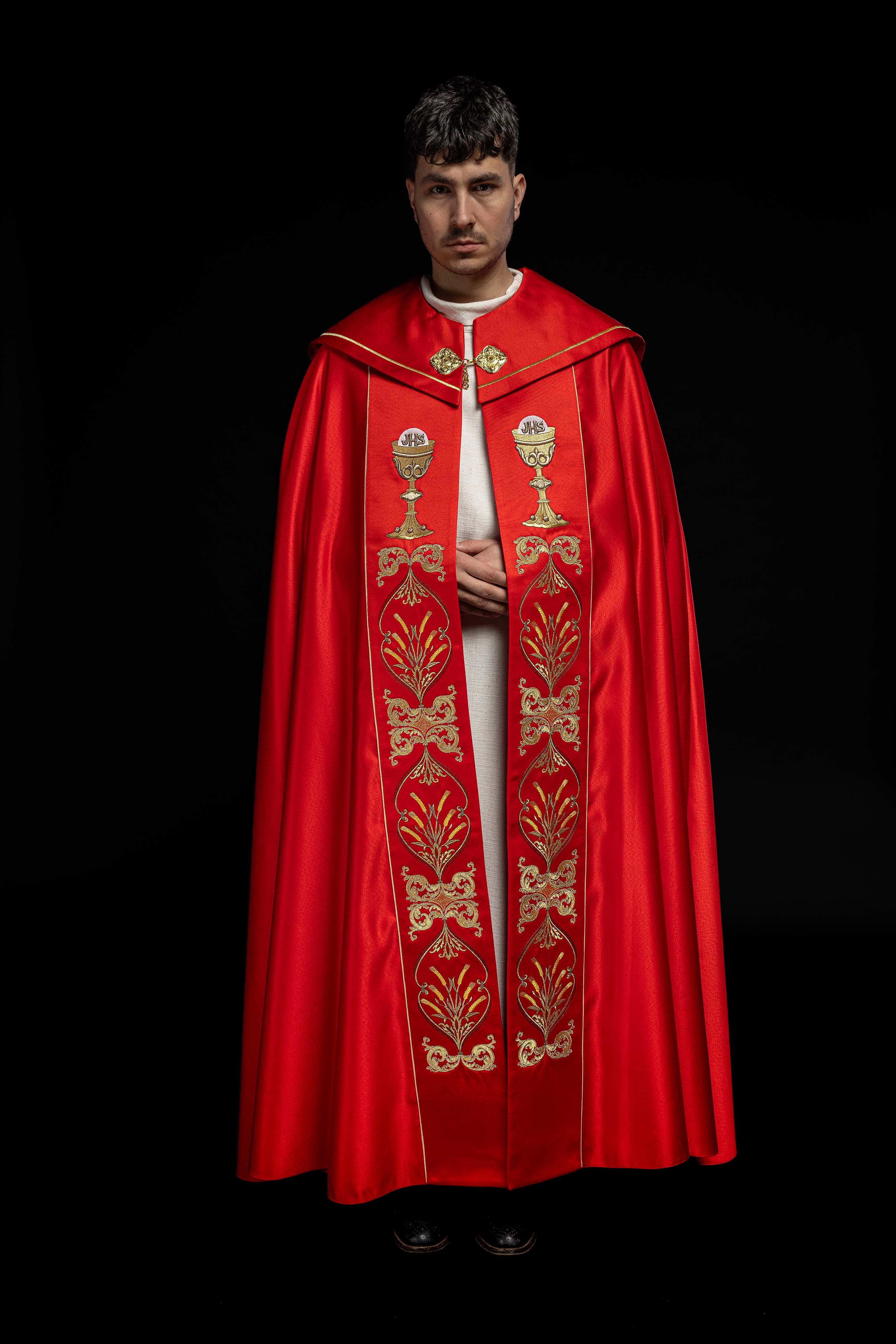 Kapa liturgiczna haftowana kielich i IHS w odcieniu czerwonym - ORNATY.PL