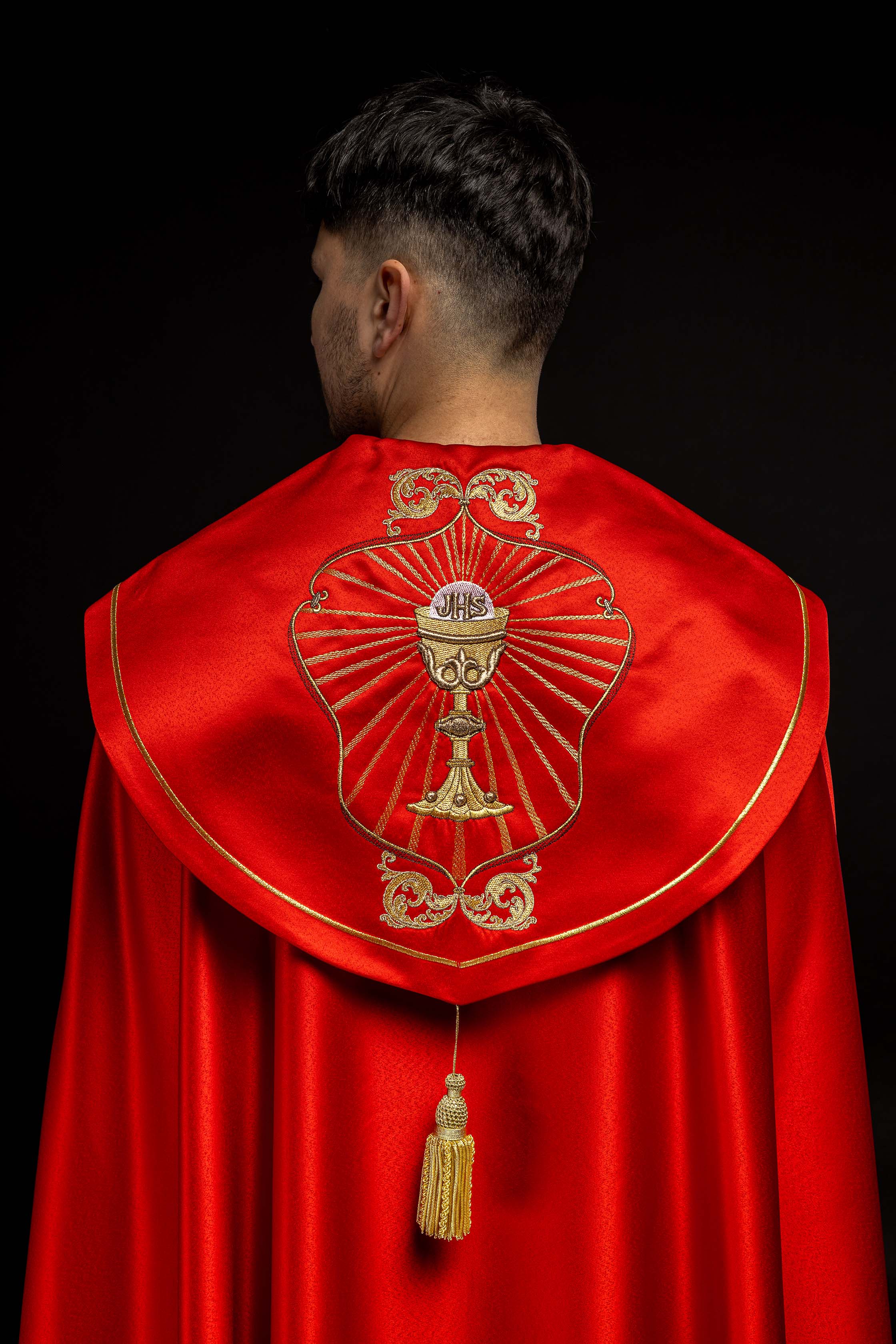 Kapa liturgiczna haftowana kielich i IHS w odcieniu czerwonym - ORNATY.PL