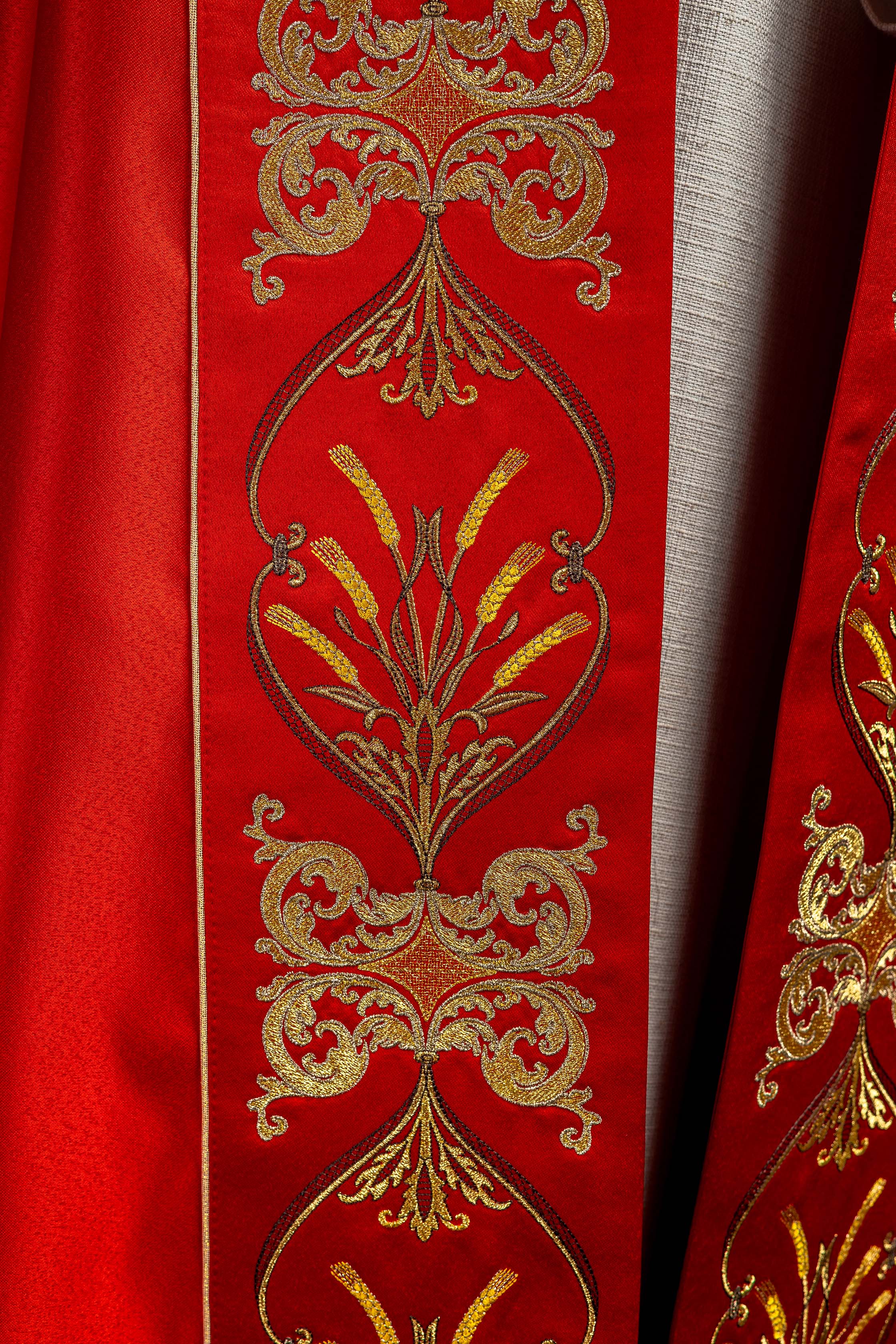 Kapa liturgiczna haftowana kielich i IHS w odcieniu czerwonym - ORNATY.PL