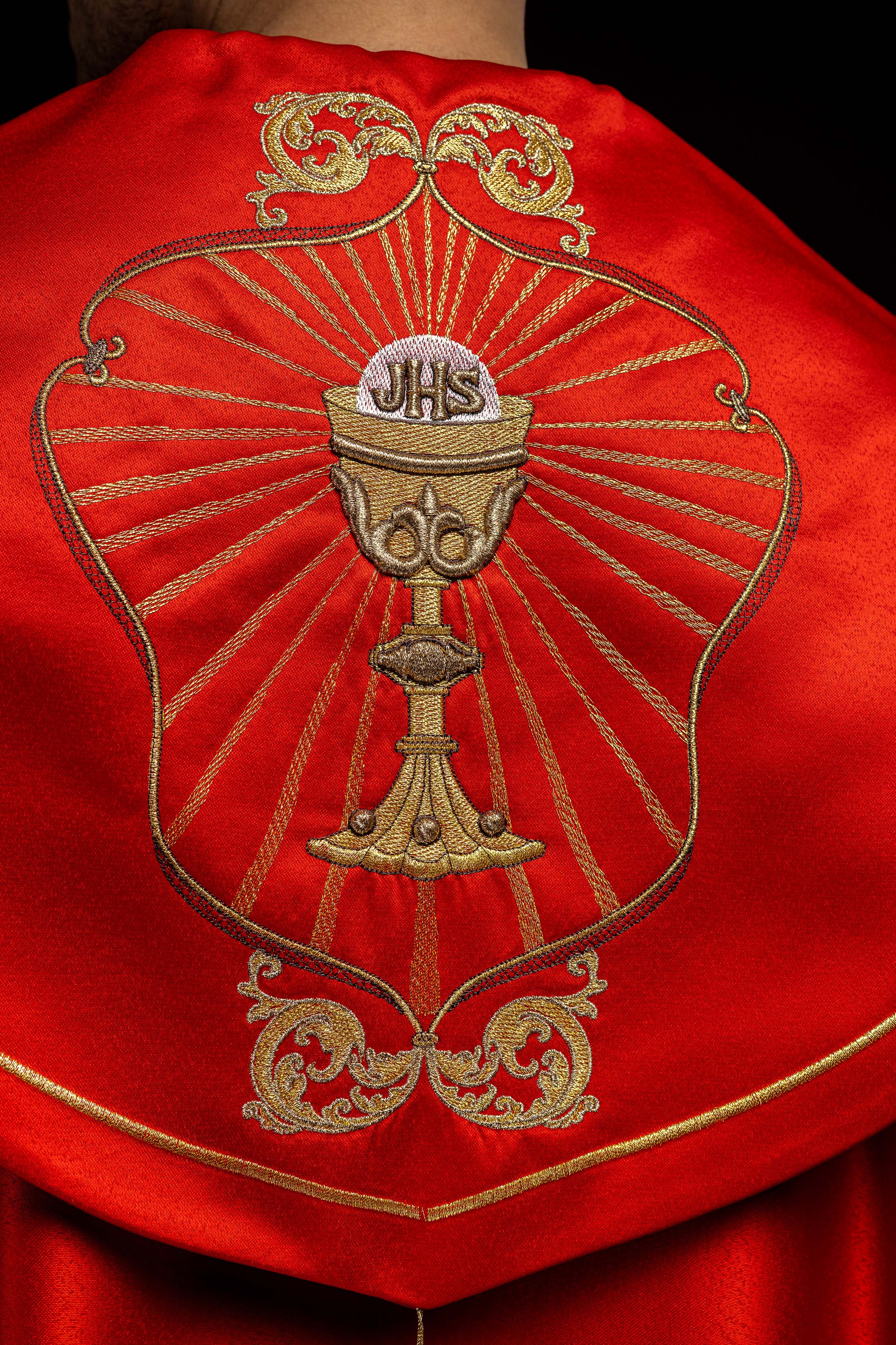 Kapa liturgiczna haftowana kielich i IHS w odcieniu czerwonym - ORNATY.PL
