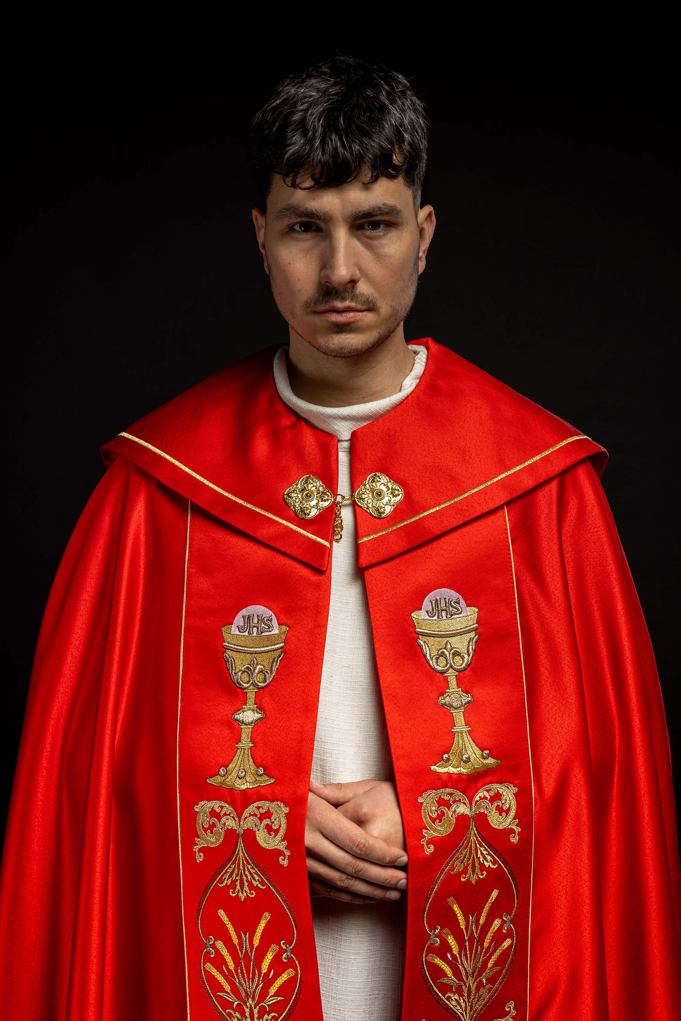 Kapa liturgiczna haftowana kielich i IHS w odcieniu czerwonym - ORNATY.PL