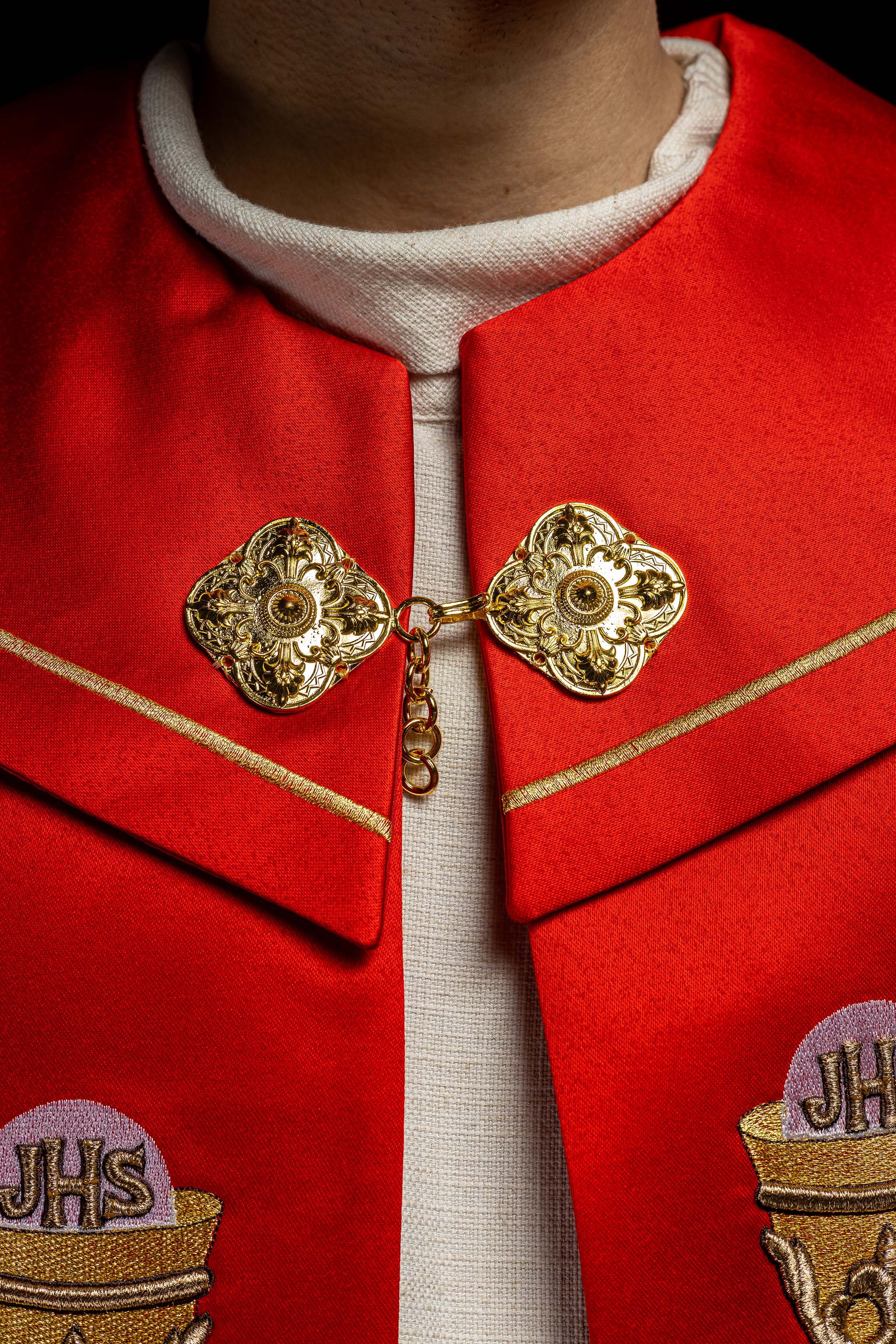 Kapa liturgiczna haftowana kielich i IHS w odcieniu czerwonym - ORNATY.PL