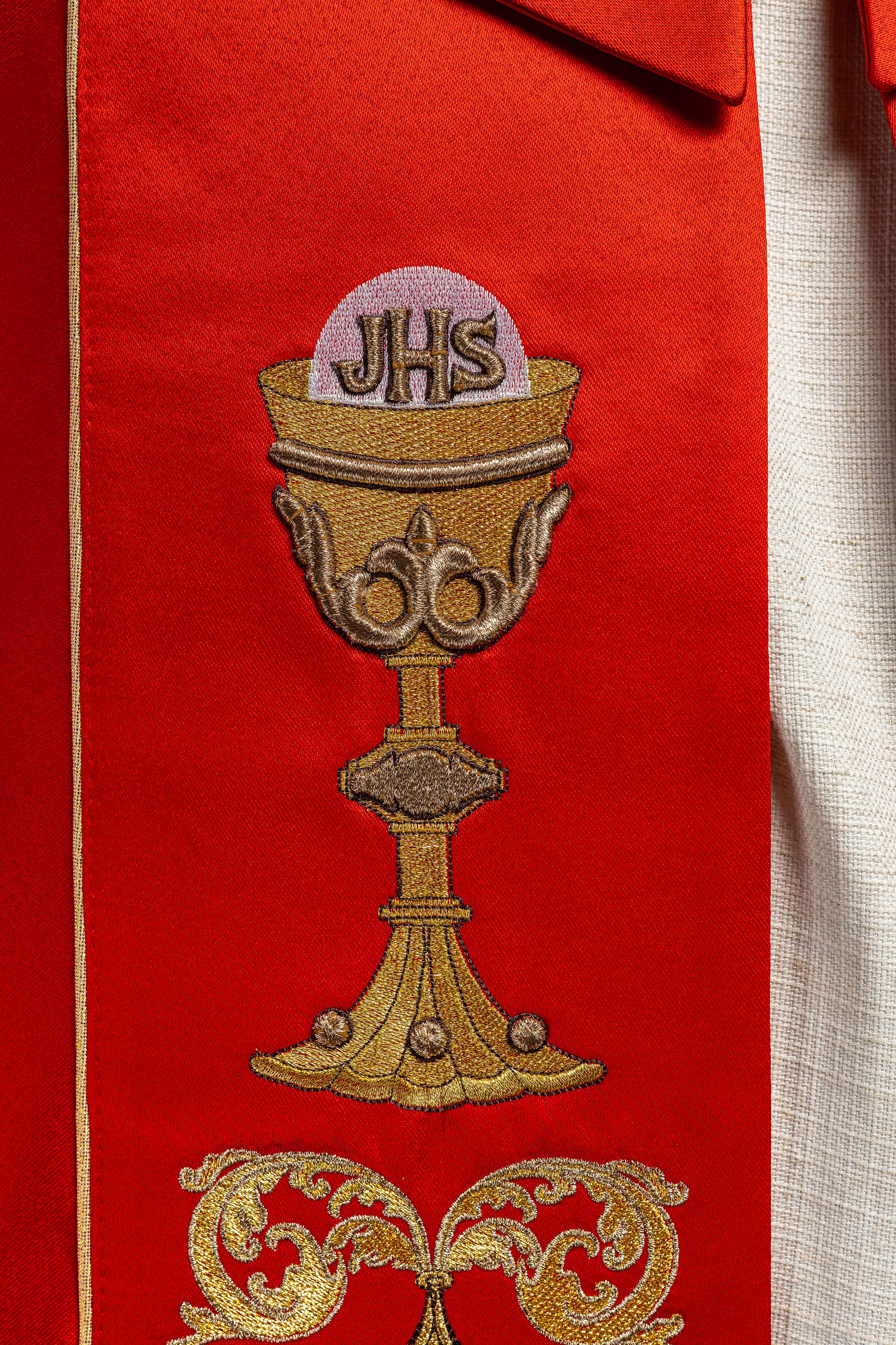 Kapa liturgiczna haftowana kielich i IHS w odcieniu czerwonym - ORNATY.PL