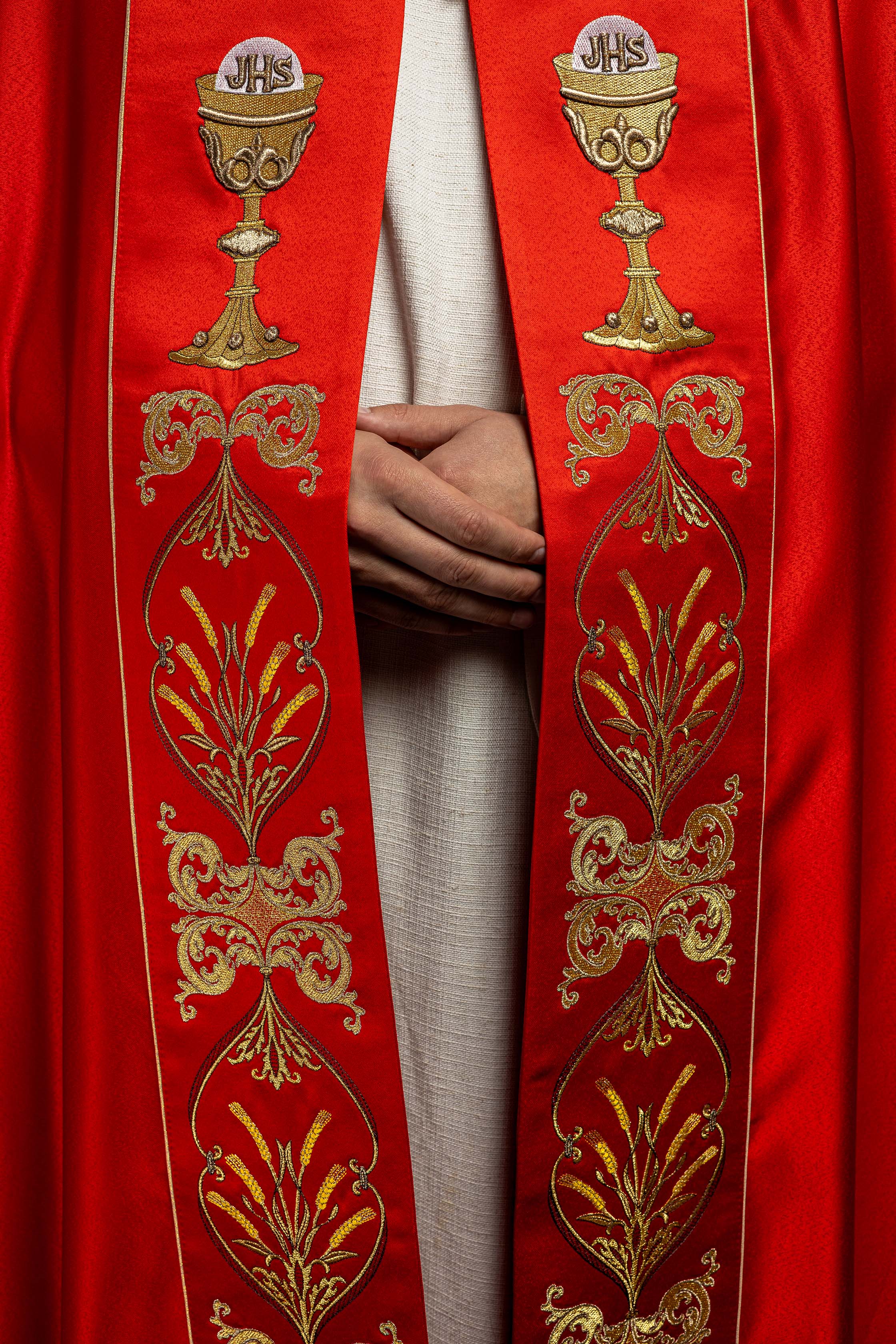 Kapa liturgiczna haftowana kielich i IHS w odcieniu czerwonym - ORNATY.PL