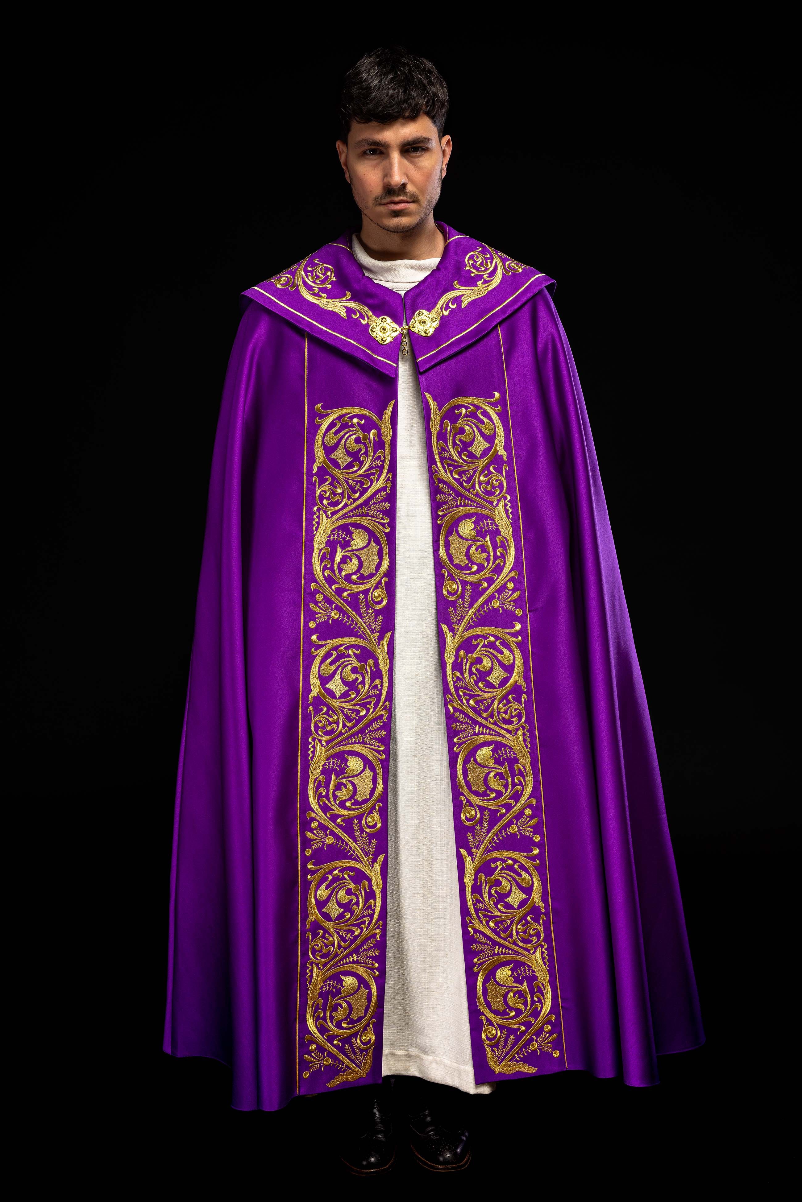 Fioletowa kapa liturgiczna z złotym monogramem IHS - ORNATY.PL