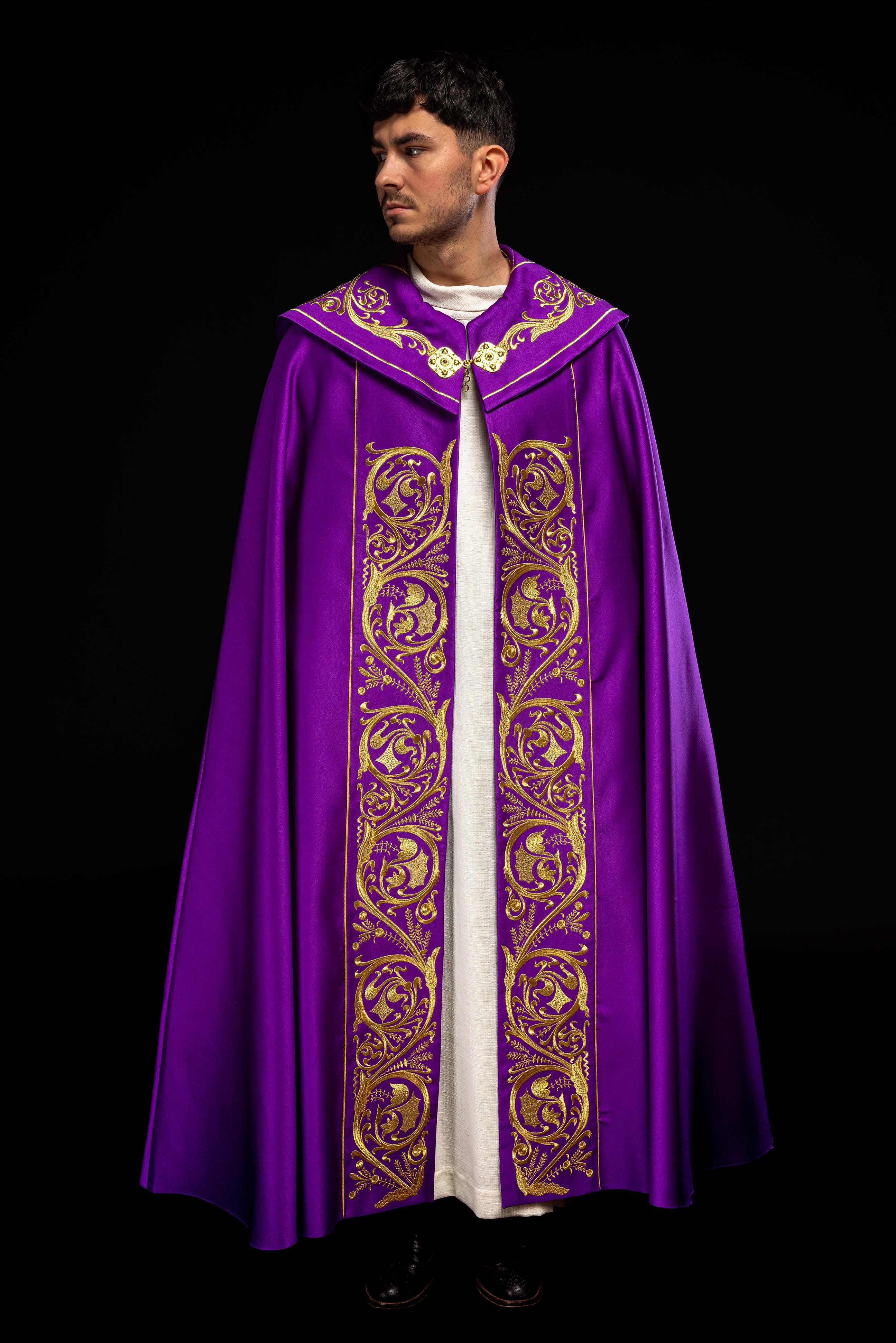 Fioletowa kapa liturgiczna z złotym monogramem IHS - ORNATY.PL