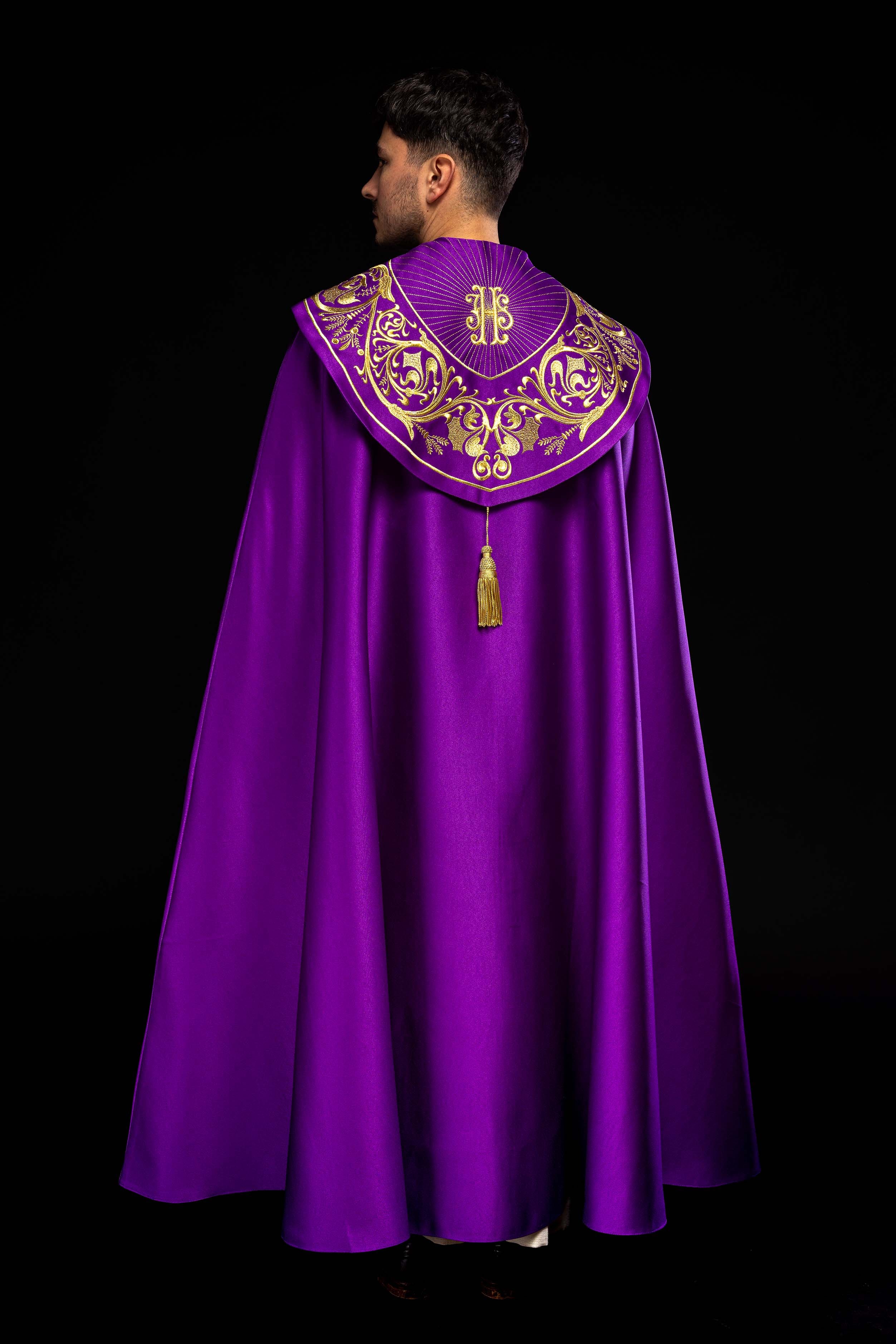 Fioletowa kapa liturgiczna z złotym monogramem IHS - ORNATY.PL