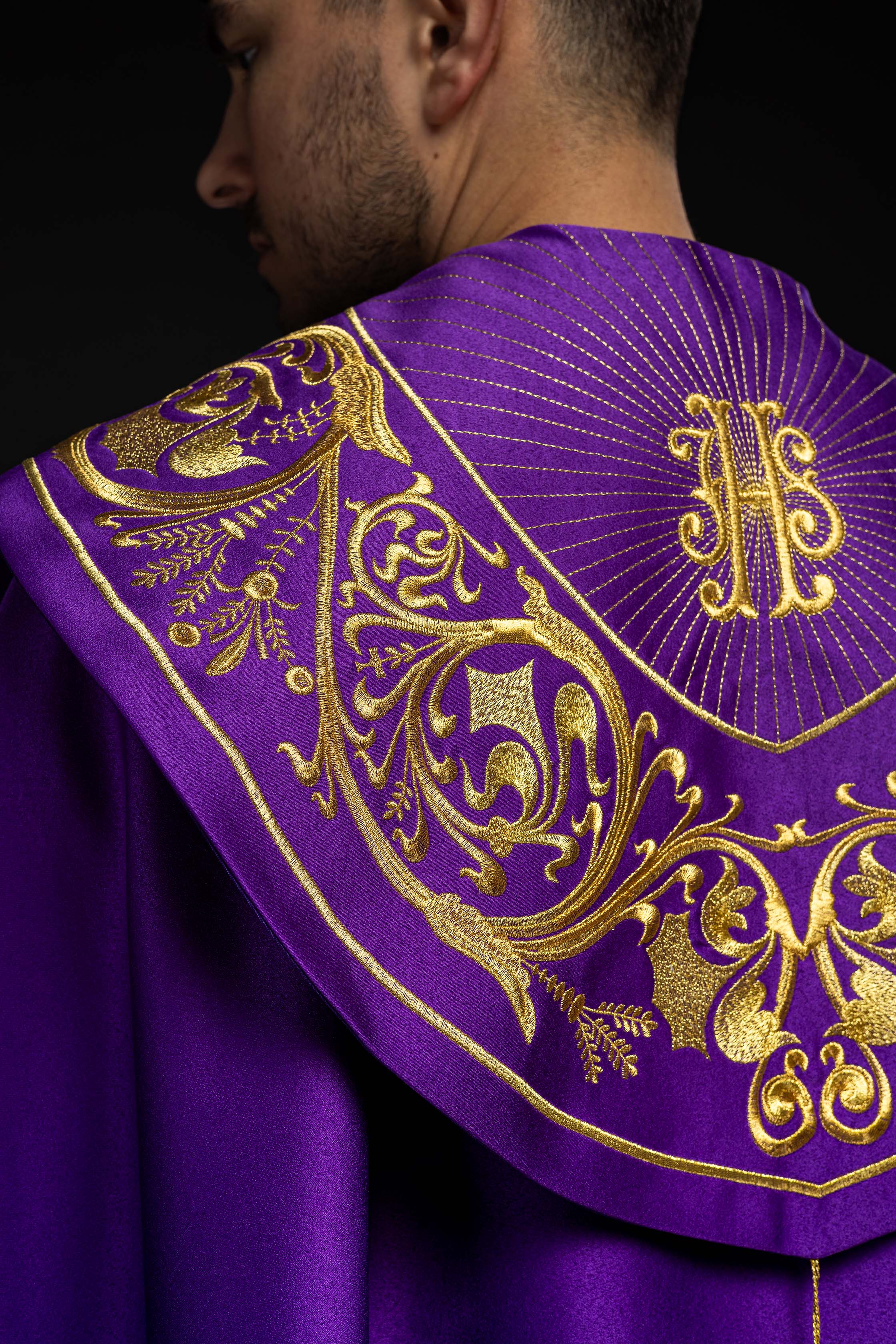 Fioletowa kapa liturgiczna z złotym monogramem IHS - ORNATY.PL