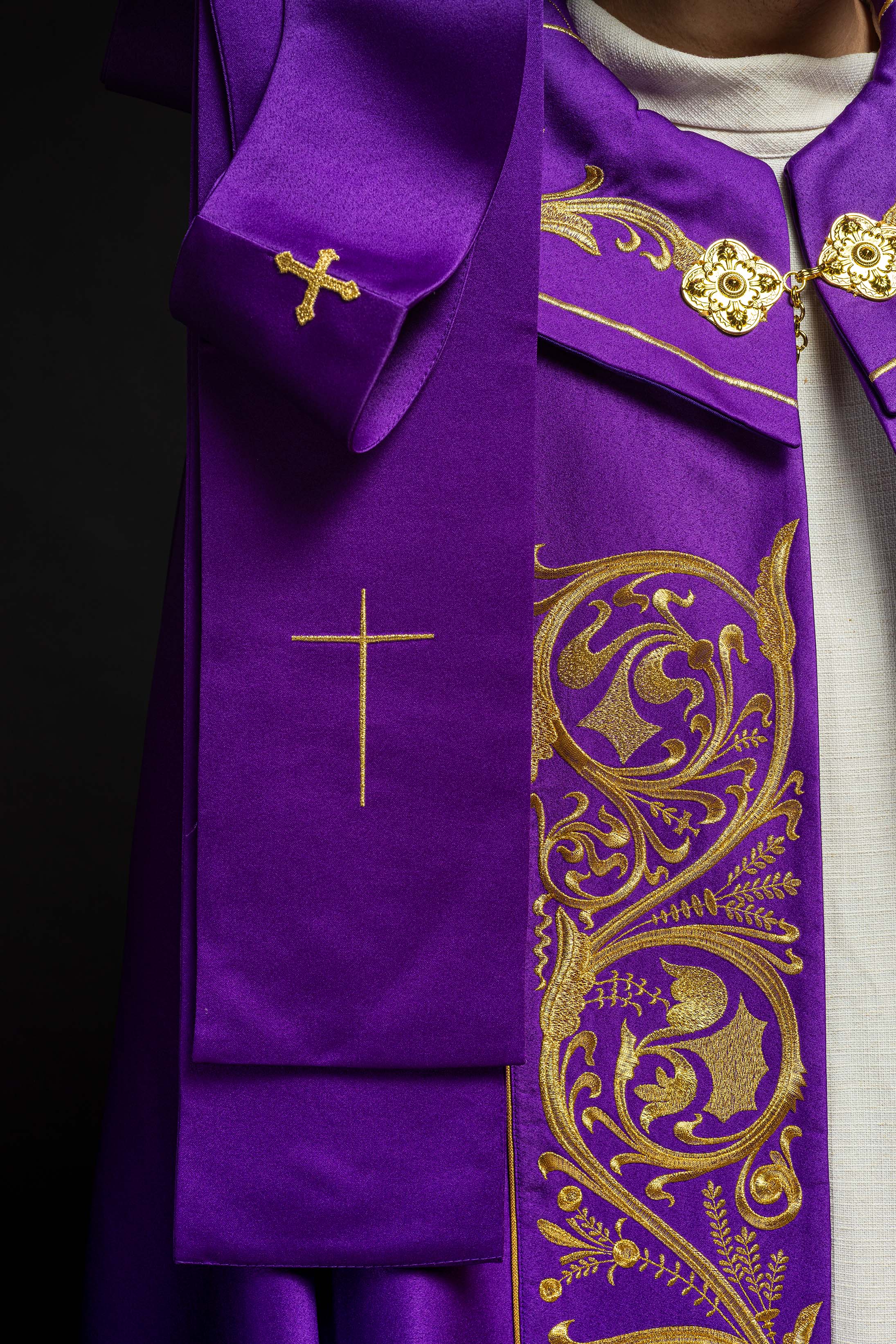 Fioletowa kapa liturgiczna z złotym monogramem IHS - ORNATY.PL
