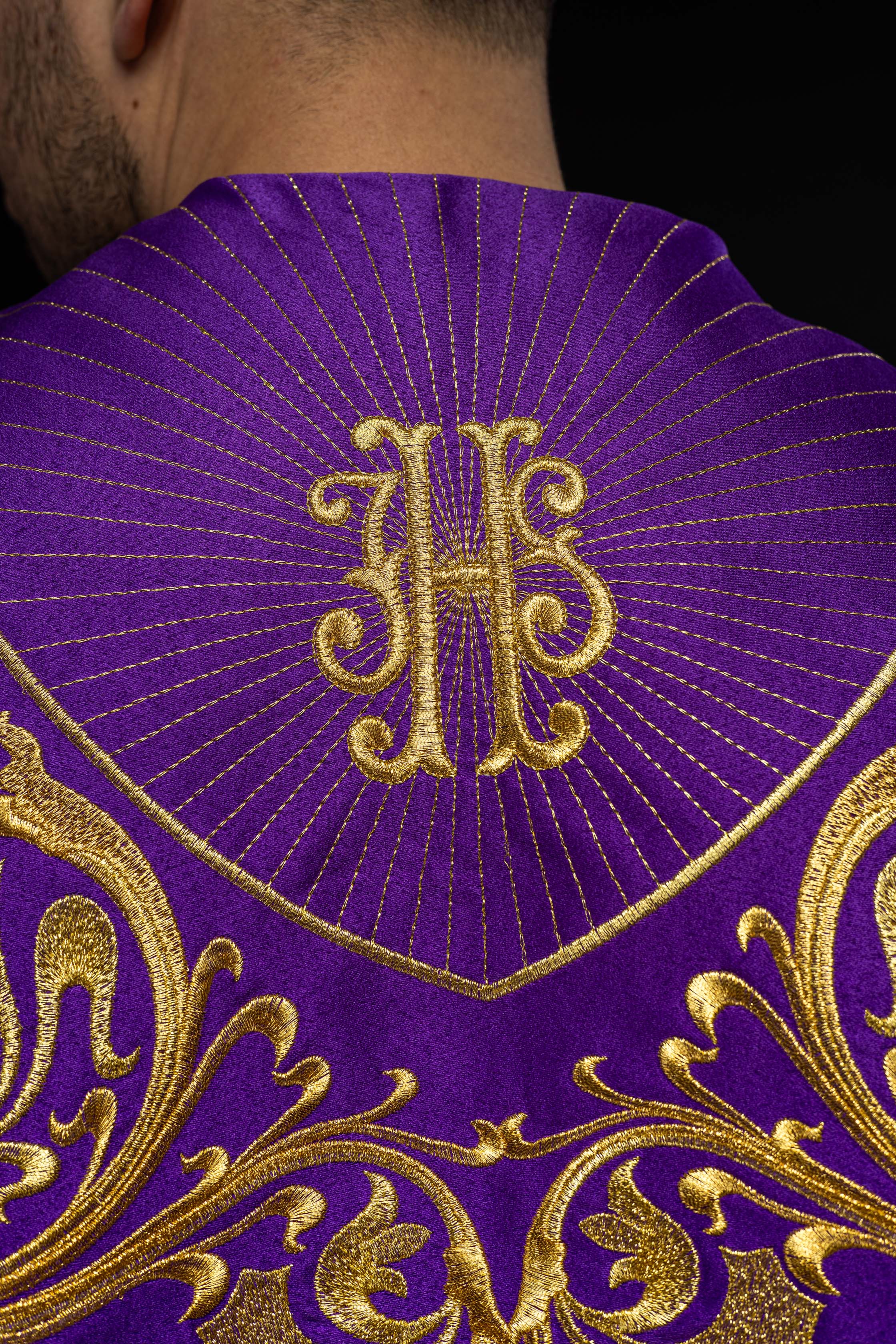 Fioletowa kapa liturgiczna z złotym monogramem IHS - ORNATY.PL