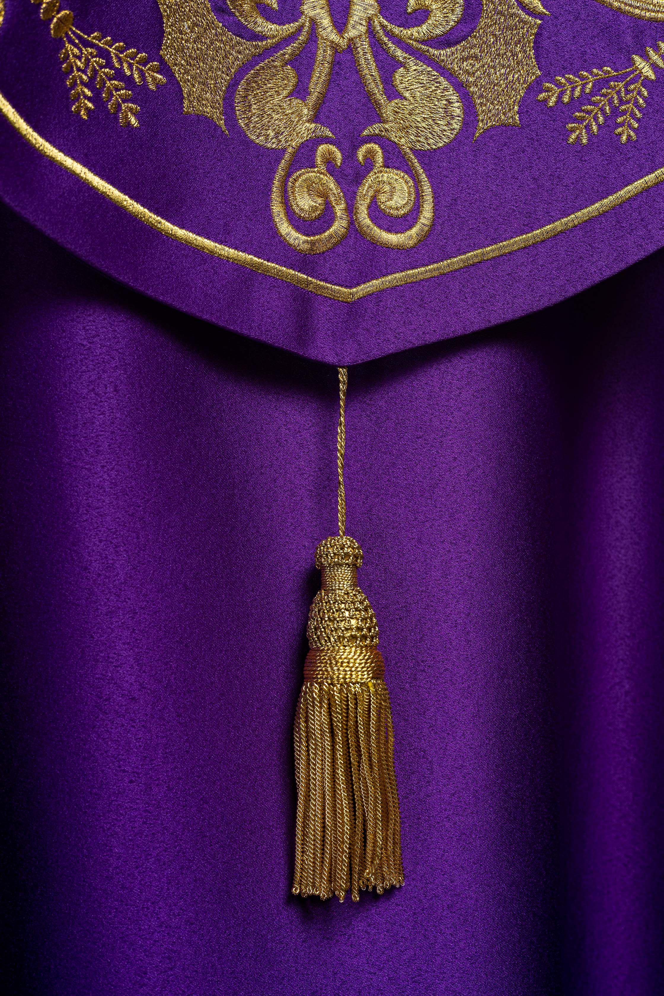 Fioletowa kapa liturgiczna z złotym monogramem IHS - ORNATY.PL
