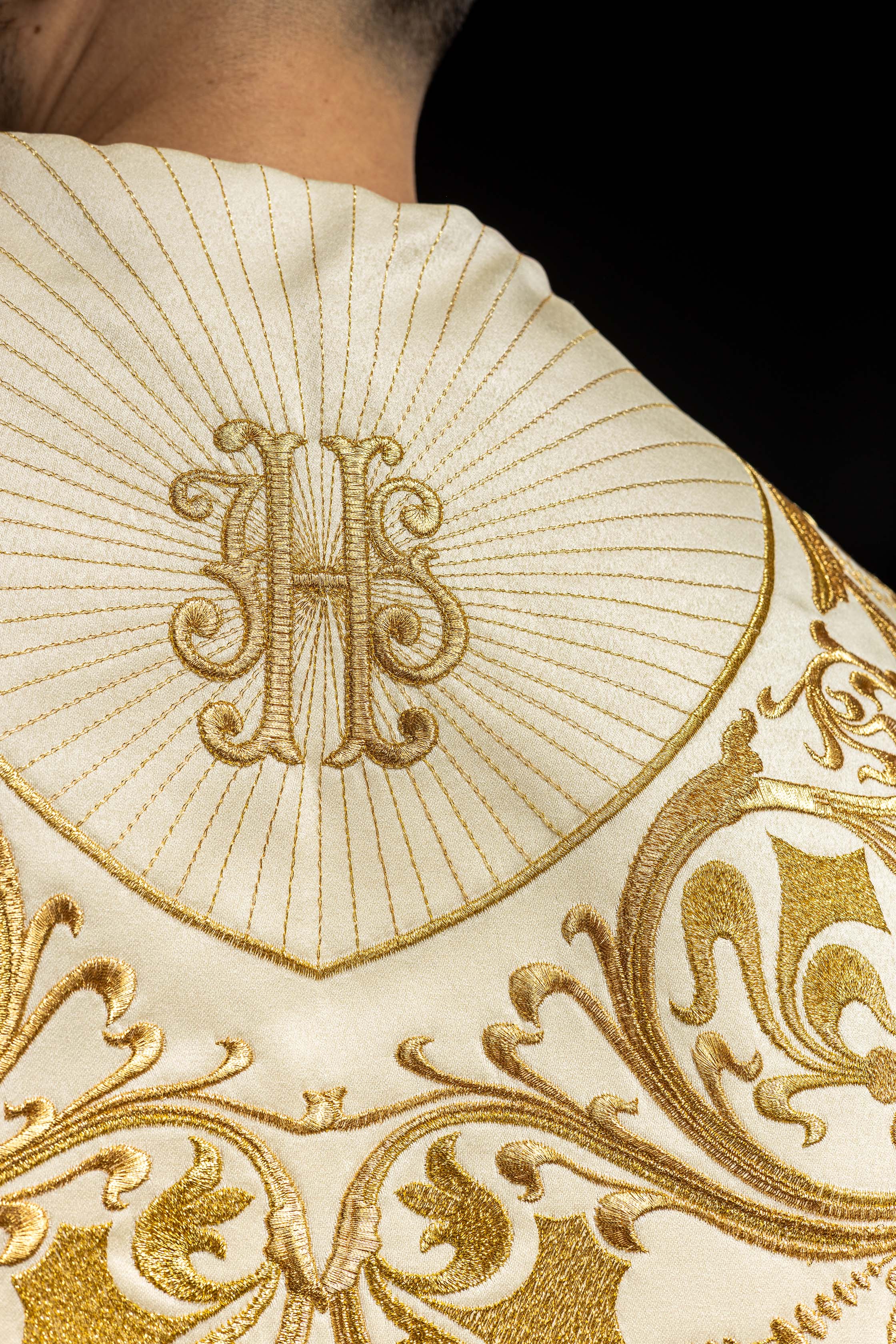 Kapa liturgiczna haftowana IHS ecru - ORNATY.PL