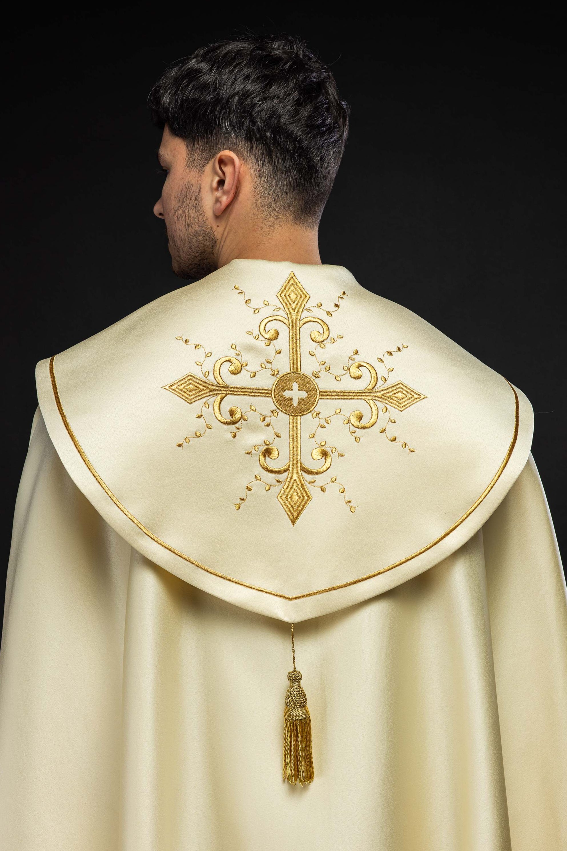 Kapa liturgiczna haftowana ecru - ORNATY.PL