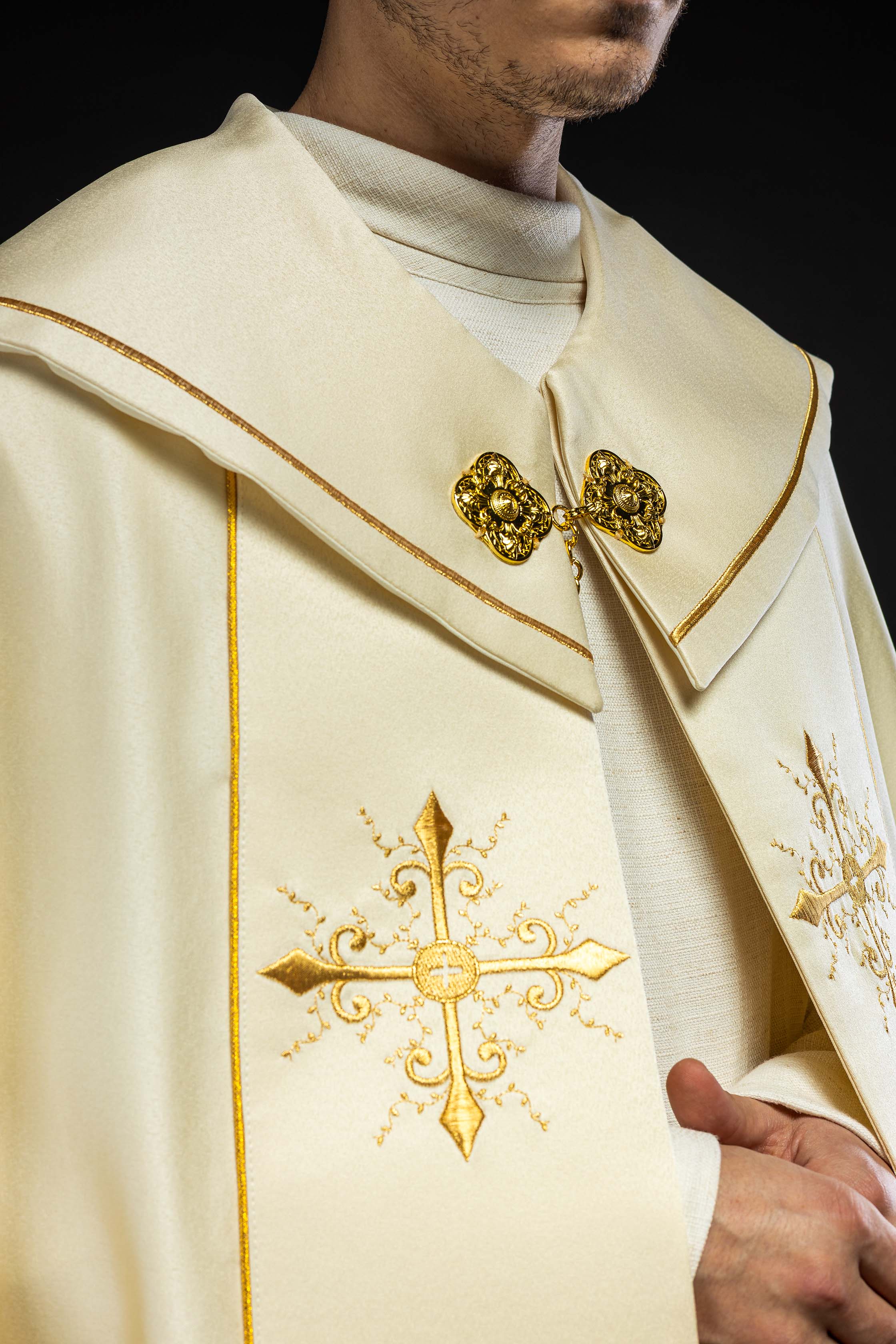 Kapa liturgiczna haftowana ecru - ORNATY.PL
